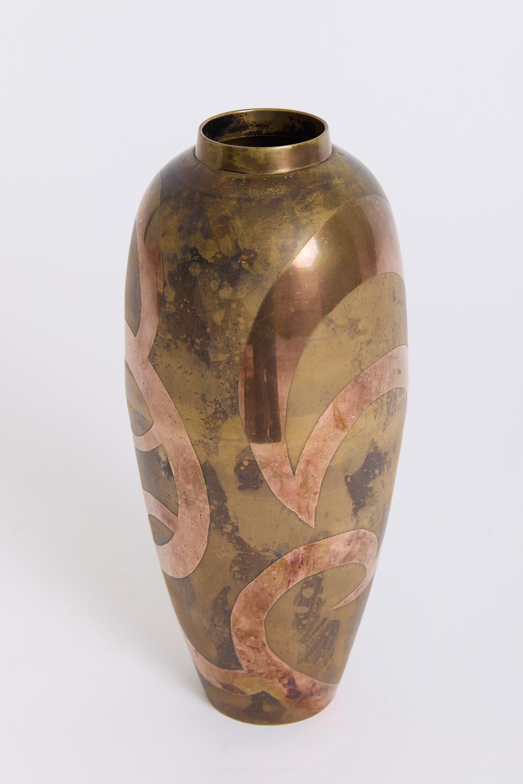 Un vaso dinanderie Art Deco in rame e ottone, con un motivo intricato e un'eccellente patinatura.
Francia, anni '20
