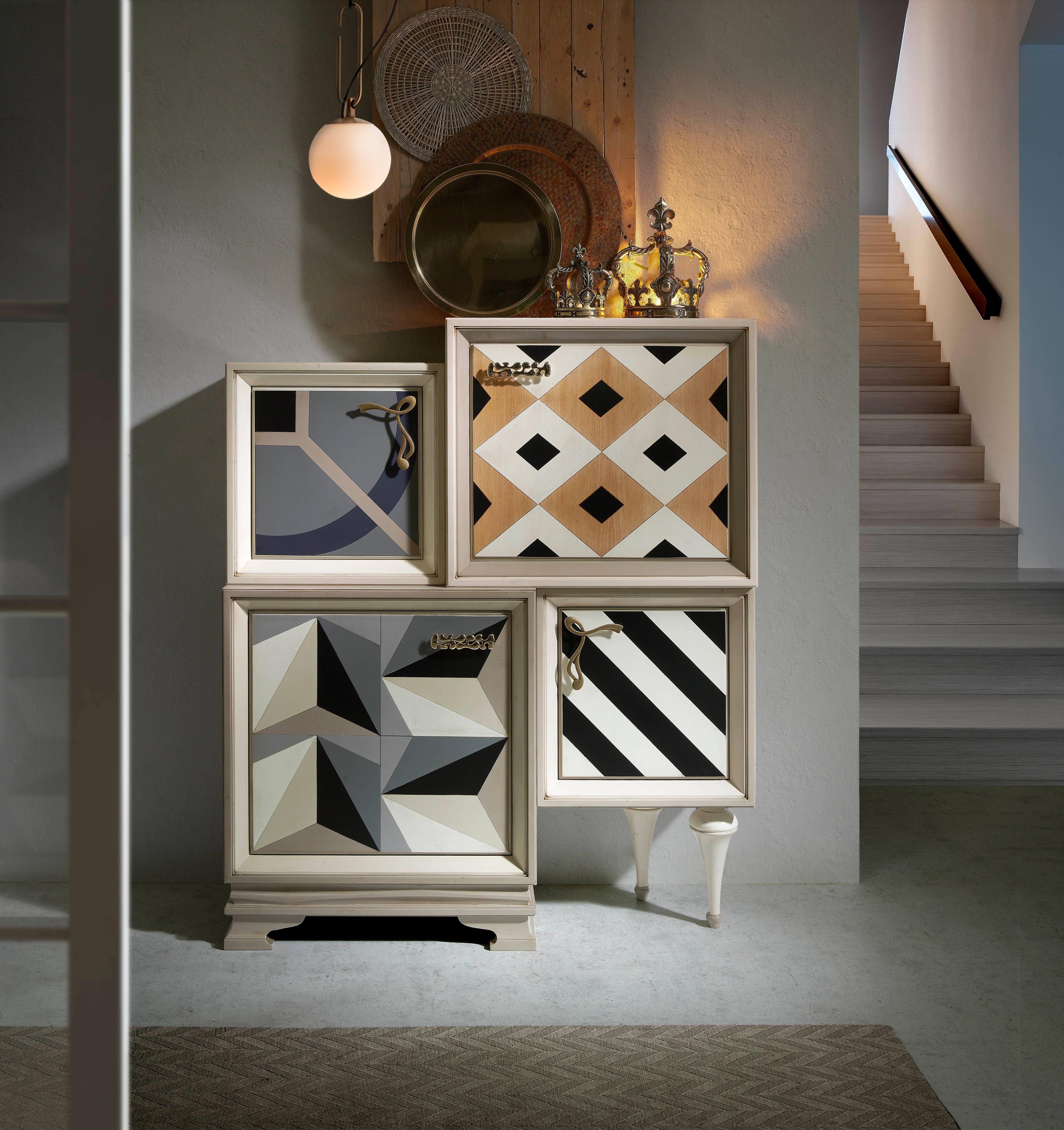 Mueble Bar Dinastía by Lola Glamour
Dimensiones: P 40 x An 120 x Al 145 cm
Materiales: Madera.

Pieza diseñada para quienes se enamoraron de la serie Dinastía pero no quieren renunciar al color y las texturas de Lola Glamour. Un paso más que