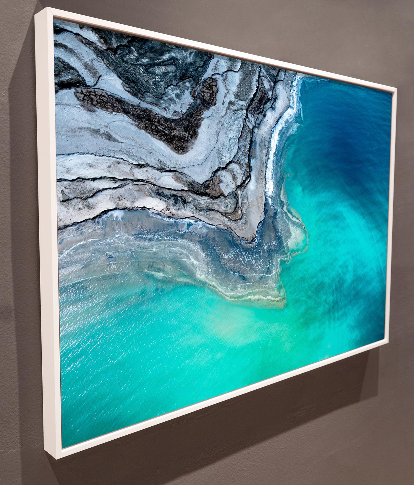 Mehrere Lebensgeschichten, Dead Sea, Israel, 2019 – Photograph von Dinesh Boaz