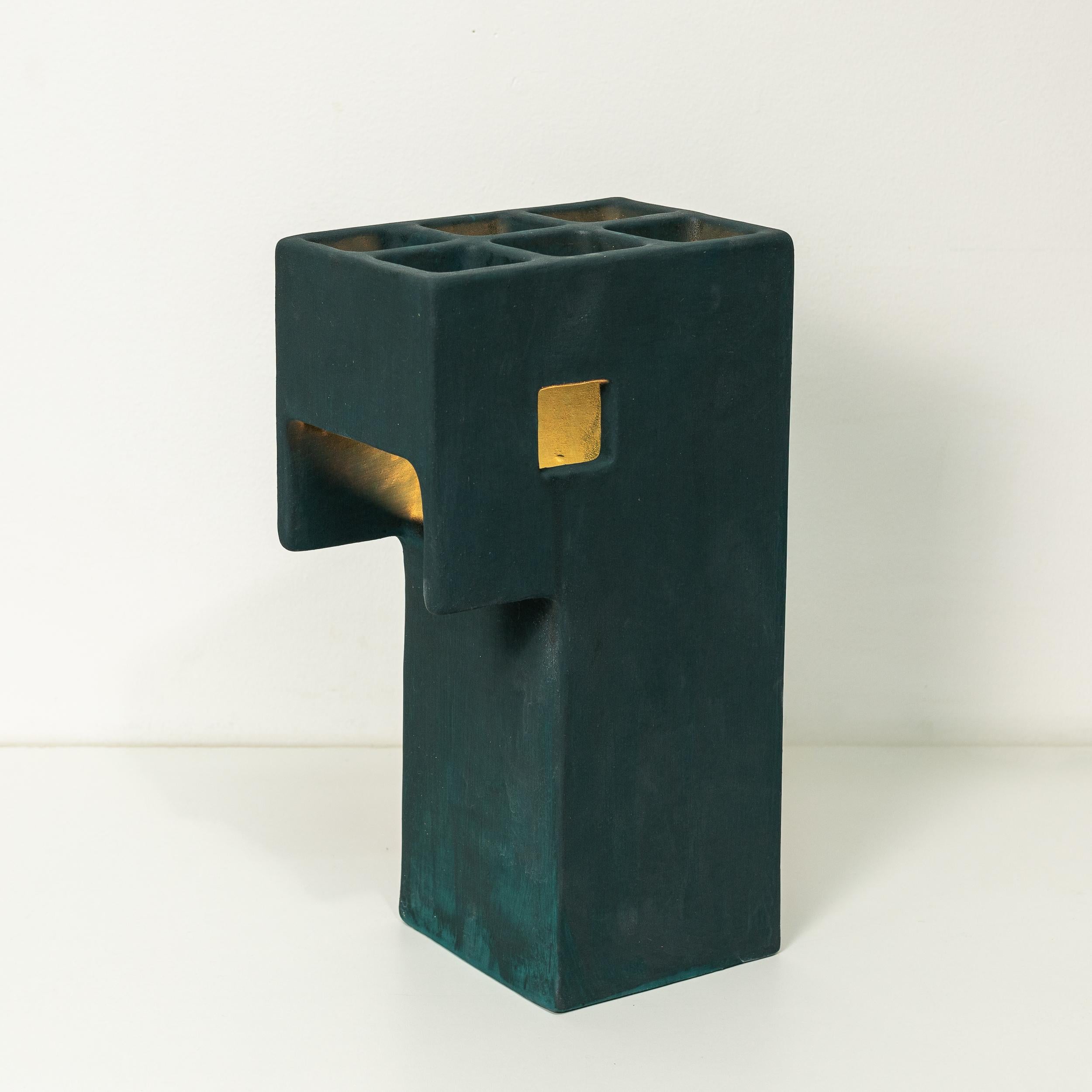 Ding Dong-Tischlampe von Luft Tanaka, Keramik, dunkelgrün, brutalistisch, geometrisch im Zustand „Neu“ im Angebot in Brooklyn, NY