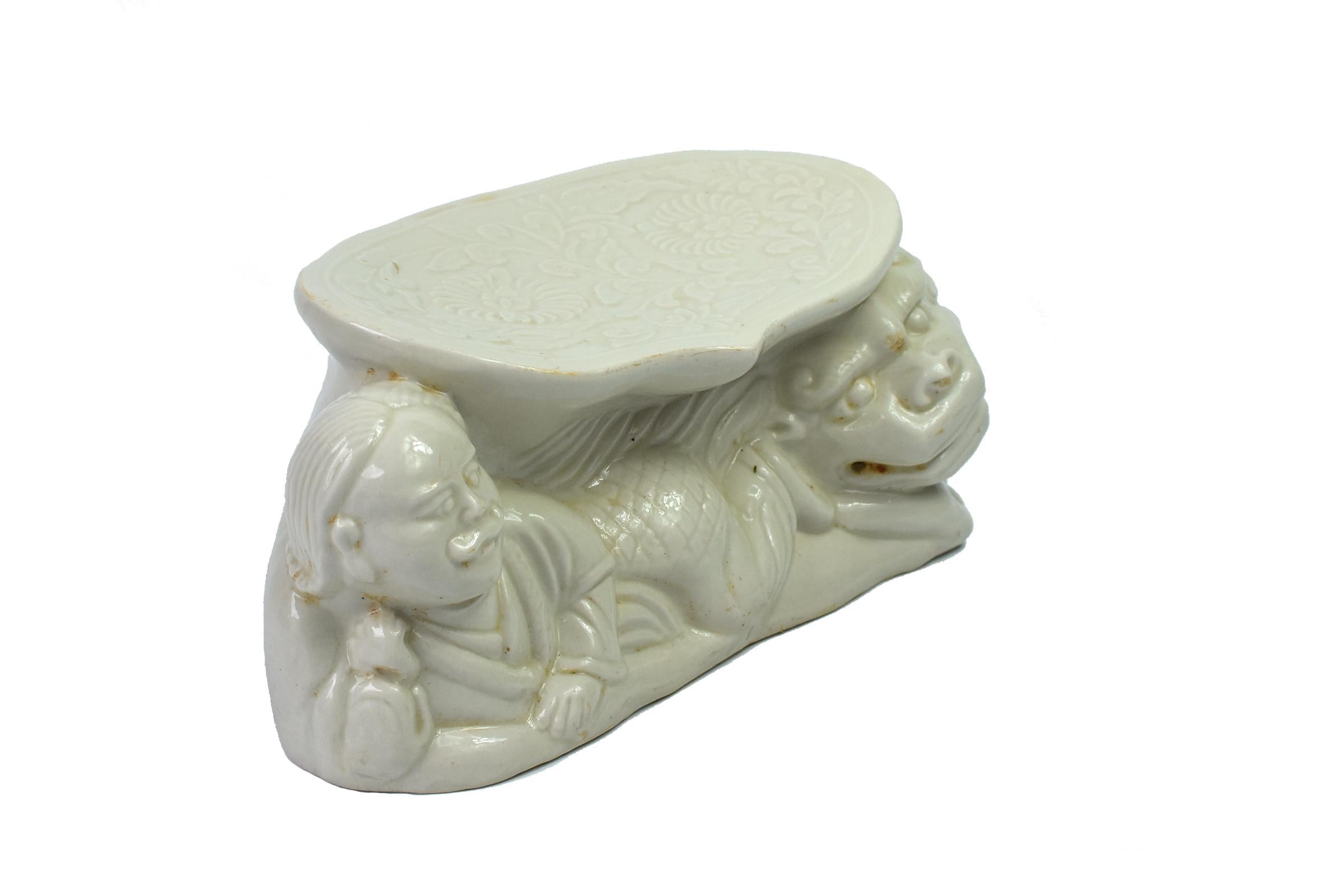 Un oreiller en porcelaine de style dynastie Song du four Ding. Le four Ding est l'un des plus importants fours de la dynastie Song. Elle produit des pièces émaillées blanc laiteux ou beige, appréciées pour leur simplicité et leur élégance
