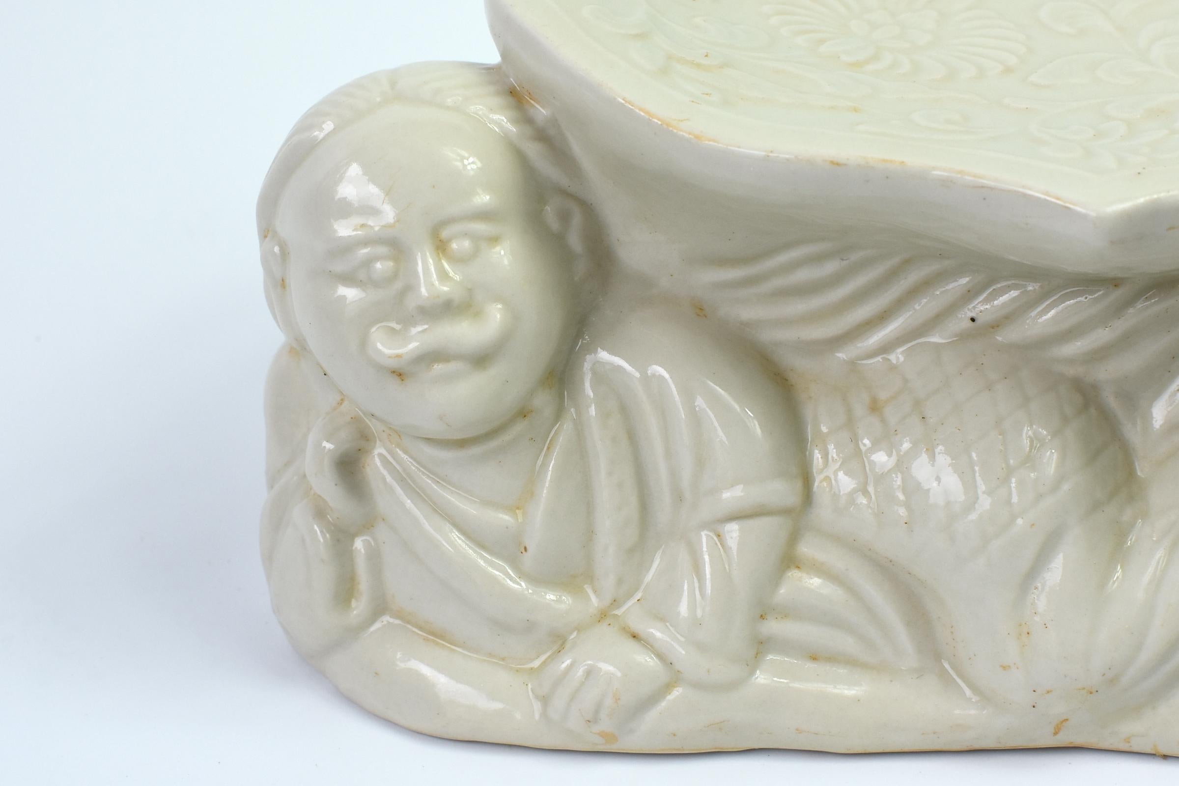 Ding Kiln Keramik-Kissen im Song Style mit Mann und Foo Hund (20. Jahrhundert) im Angebot