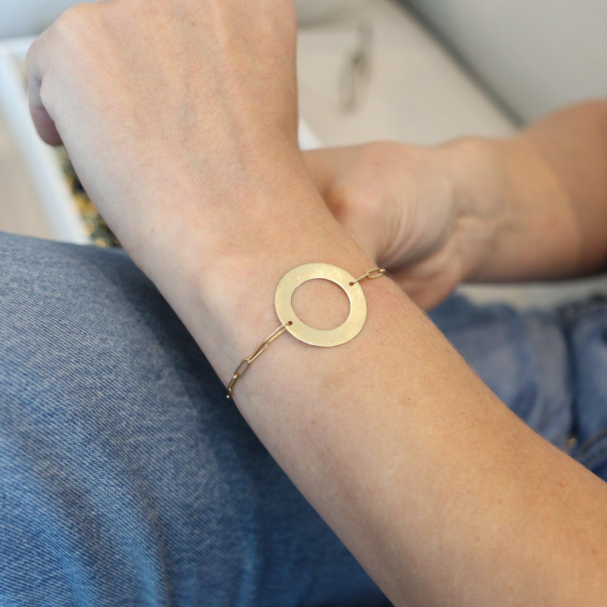 Bracelet Target conçu par Jean Dinh Van.

Ce bracelet est une pièce géométrique sophistiquée et élégante créée à Paris en France par Dinh Van, dans les années 1970. Ce bracelet sculptural rare est issu de la collection emblématique Target. Il a été