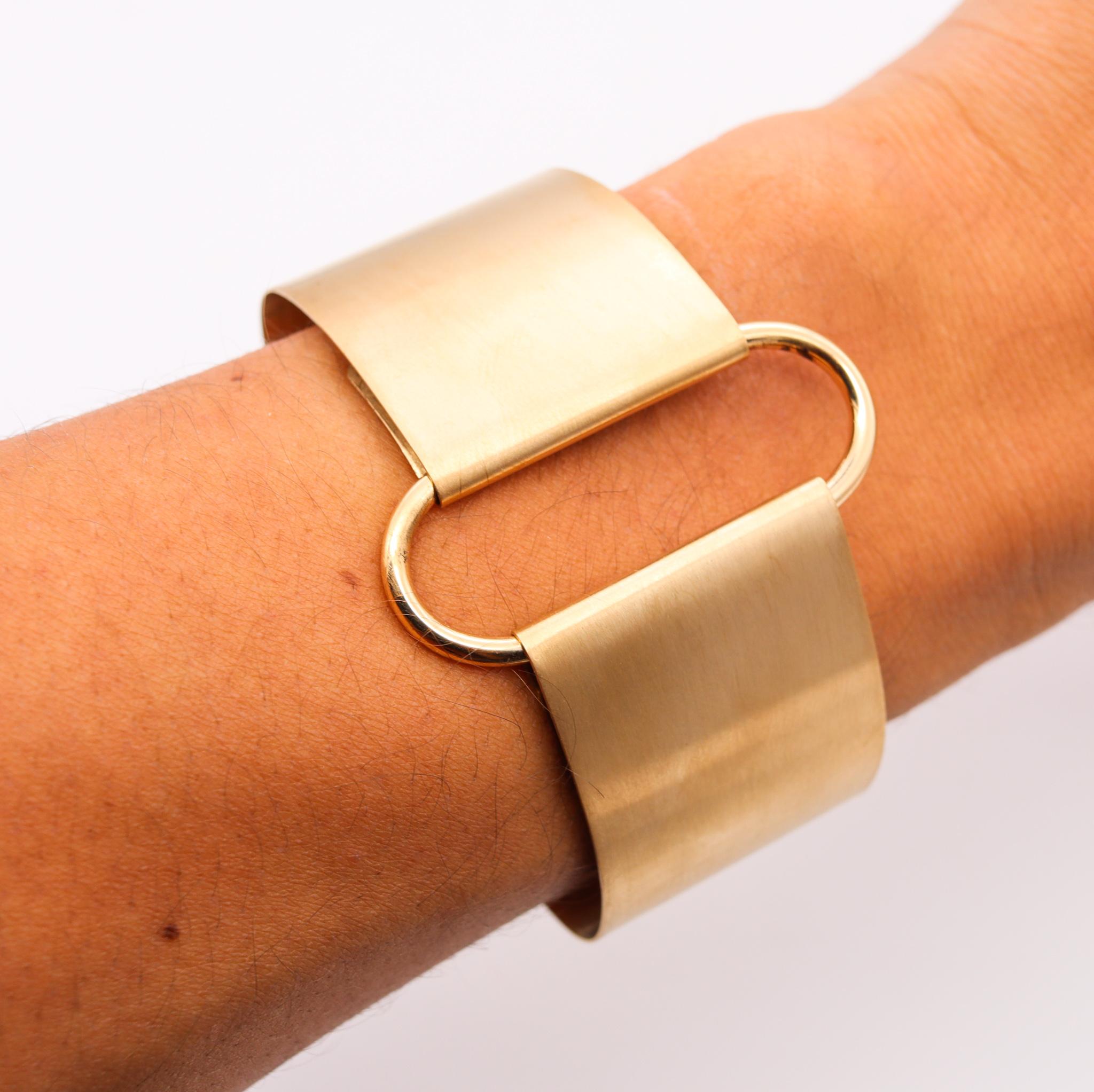 Bracelet minimaliste conçu par Dinh Van pour IBU Paris.

Fabuleuse pièce sculpturale, créée à Paris en France par Dinh Van pour les IBU Galleries. Ce bracelet minimaliste a été réalisé en or jaune massif de 18 carats, avec des finitions polies et