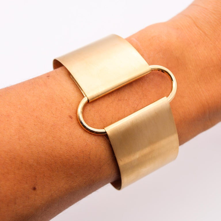 Minimalist Bracelet designed by Dinh Van for IBU Paris.

Fabulous sculptural piece, created in Paris France by Dinh Van for the IBU Galleries. This minimalist bangle bracelet has been crafted in solid yellow gold of 18 karats, with high polished and