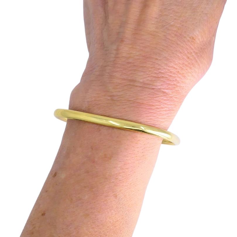 Una pulsera Dinh Van diseñada para Cartier, bellamente elaborada en oro pulido de 18 quilates.
La pulsera presenta un diseño elegante con una sutil forma cuadrada y bordes suavemente redondeados. Su sensación de ligereza lo hace perfecto para