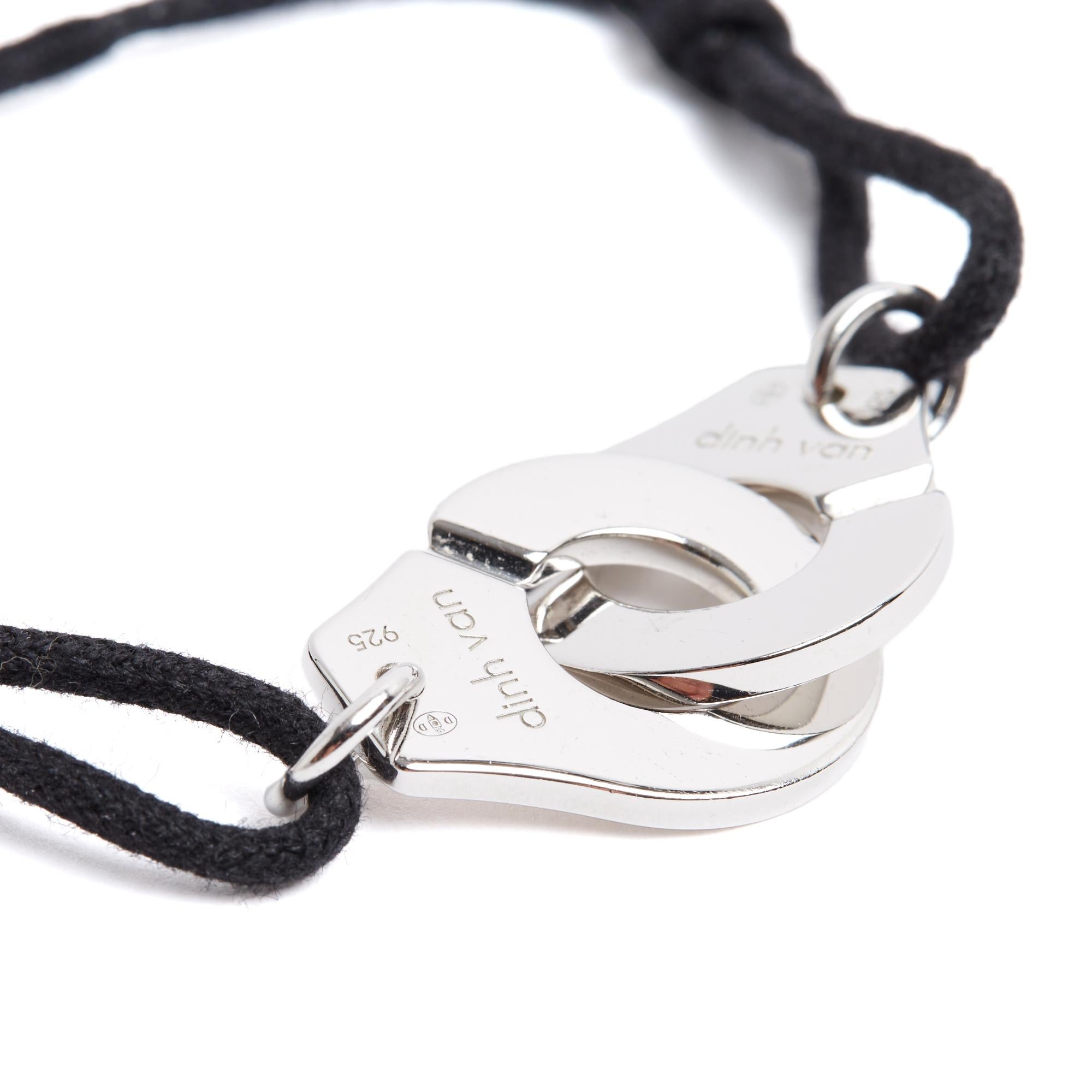 Dinh Van Armband Modell Menottes Format sehr großes Modell in 925/1000 Silber auf einer schwarzen Schnur montiert. Abmessungen der geschlossenen Handschellen (ca.) 4 x 2 cm, verstellbare Schnur (und auf Anfrage in jedem Dinh Van Geschäft in