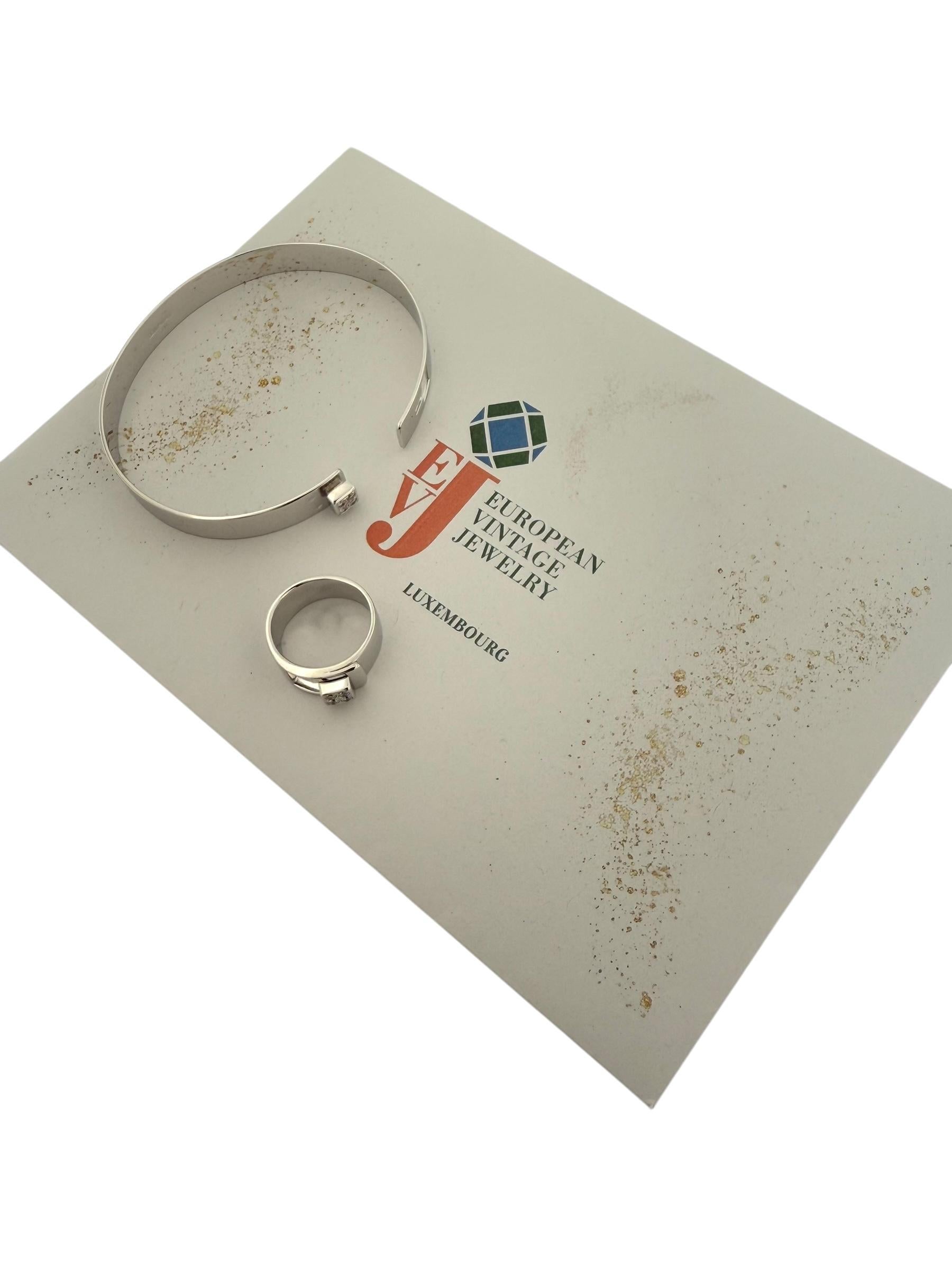 Misure :
Anello : misura : 51 , larghezza fascia : 0.8cm , altezza : 0.5cm , peso : 9.5gr
Bracciale: dimensione : 16 , larghezza : 0.8cm , altezza : 0.5cm , peso : 20.7gr

La parure di bracciali e anelli Dinh Van 