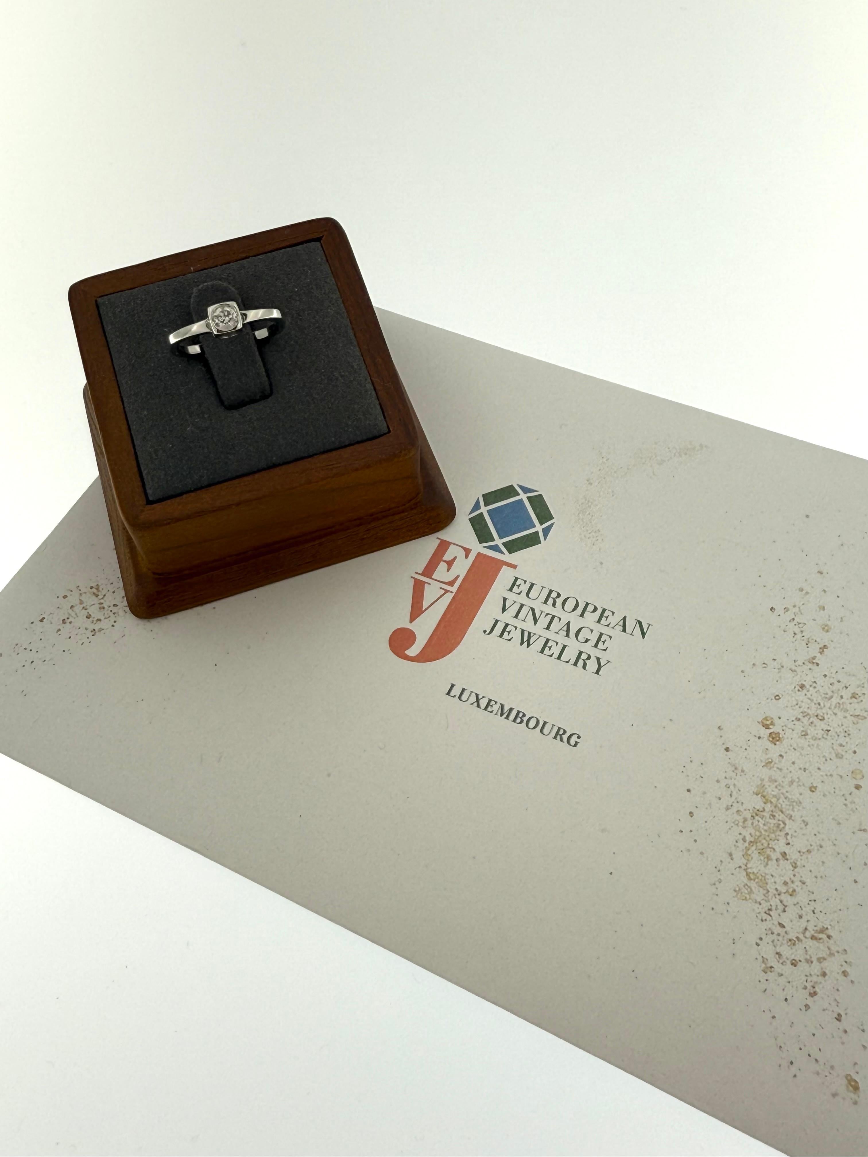 Dinh Van taglia 52

L'anello Dinh Van Cube in oro bianco da 18 carati è una creazione elegante e moderna che incarna l'eleganza minimalista per cui l'iconico gioielliere francese è conosciuto. Al centro di questo design raffinato c'è un diamante