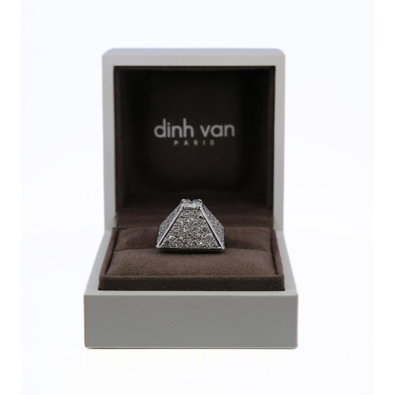 Dinh Van Anello con piramide di diamanti in oro bianco 18 carati ~5.65ctw con documenti

Questo audace anello da cocktail è incentrato su un diamante di taglio europeo da ~1,45 carati, il cui fuoco bianco attira lo sguardo. Intorno ad esso, una
