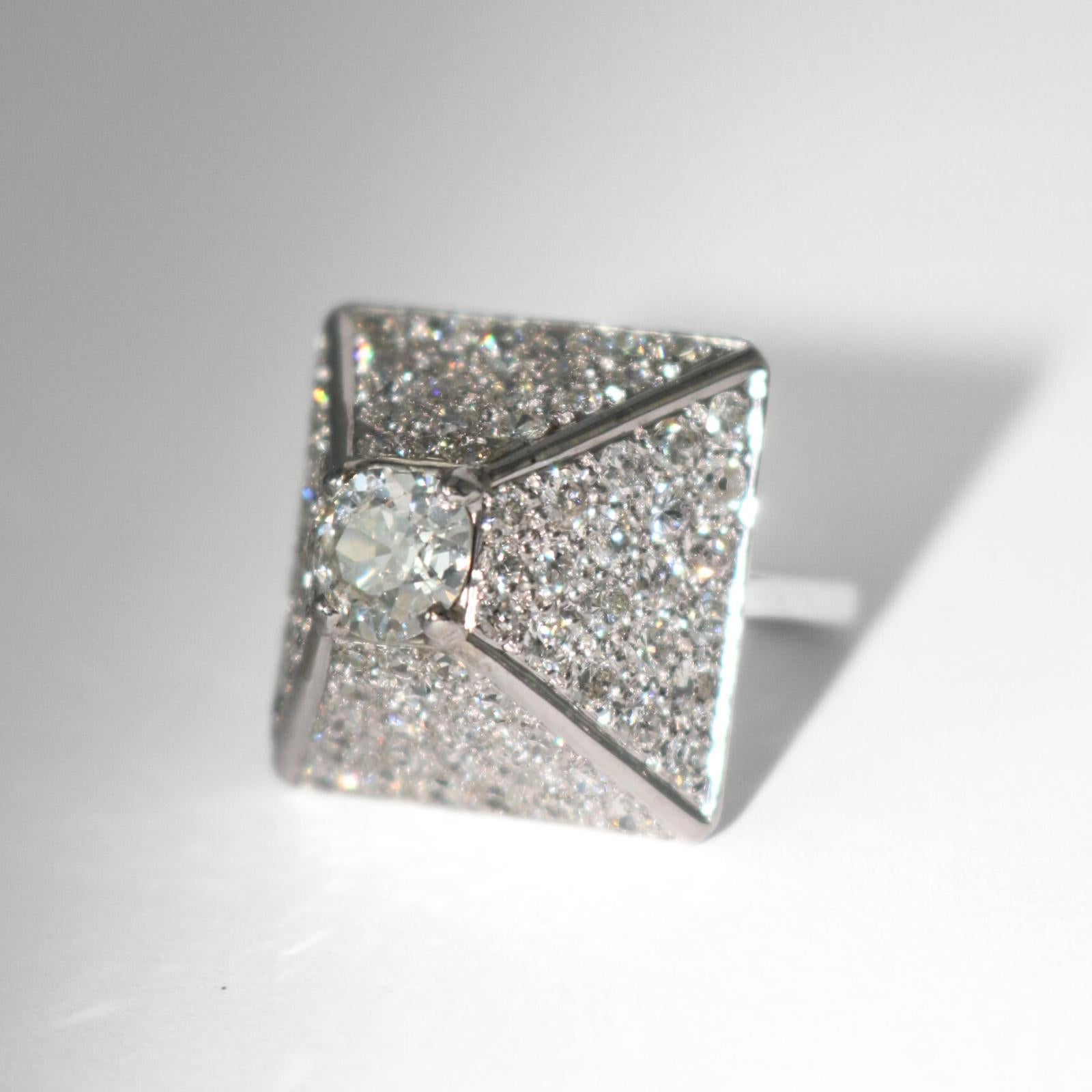 Dinh Van Anello con piramide di diamanti in oro bianco 18 carati ~5.65ctw con documenti in vendita 3