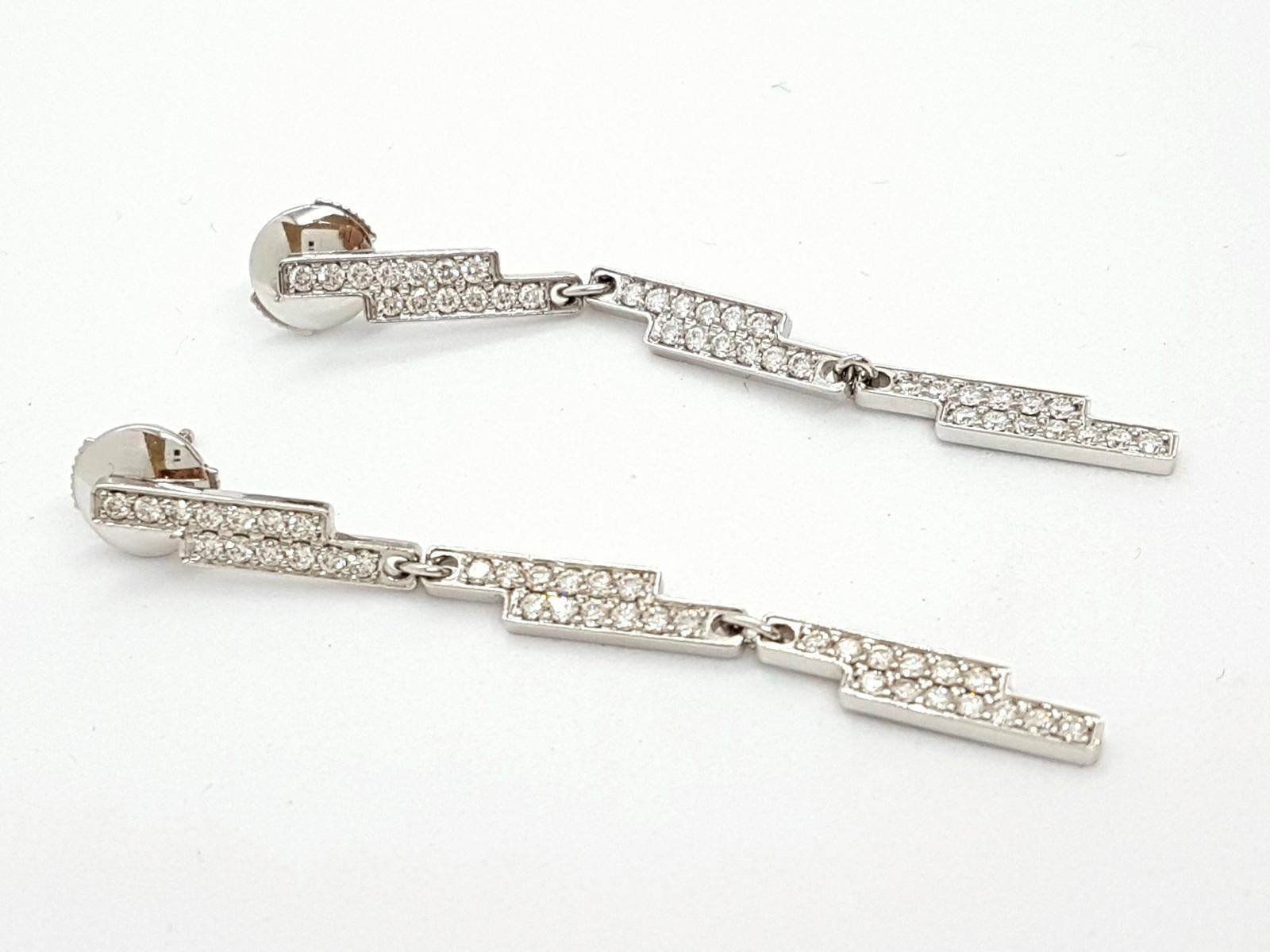 Earrings signed La Maison Van Dinh.
Seventies collection
18k white gold
Paved with 76 brilliant cut diamonds G- VS for a total of 0.95 carat. weight: 5.84 g.
length 5.2 cm. width 0.4 cm. Mint. punched
