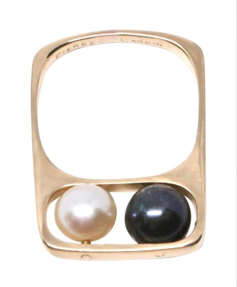 Iconic and Timeless Design for this modernist ring made in 1967 by Dinh Van for the french fashion designer PIerre Cardin.

Signed Dinh Van - Signed PC
18K Gold - 2 pearls 