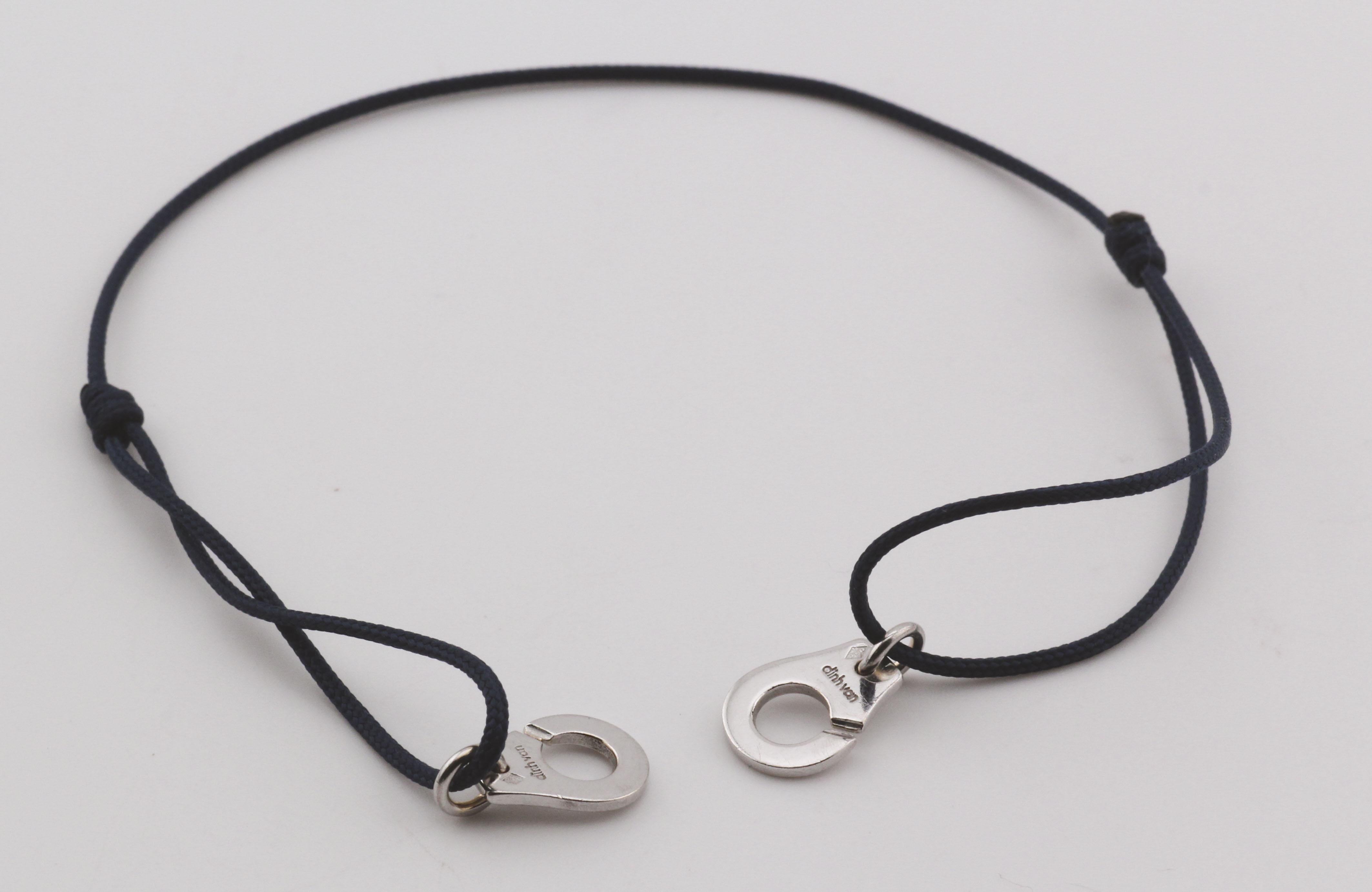 Eleganza moderna con un tocco di eleganza sovversiva, il bracciale Dinh Van Menotte ridefinisce il lusso minimalista. Realizzato in elegante oro bianco 18 carati, il motivo Menotte (che in francese significa 
