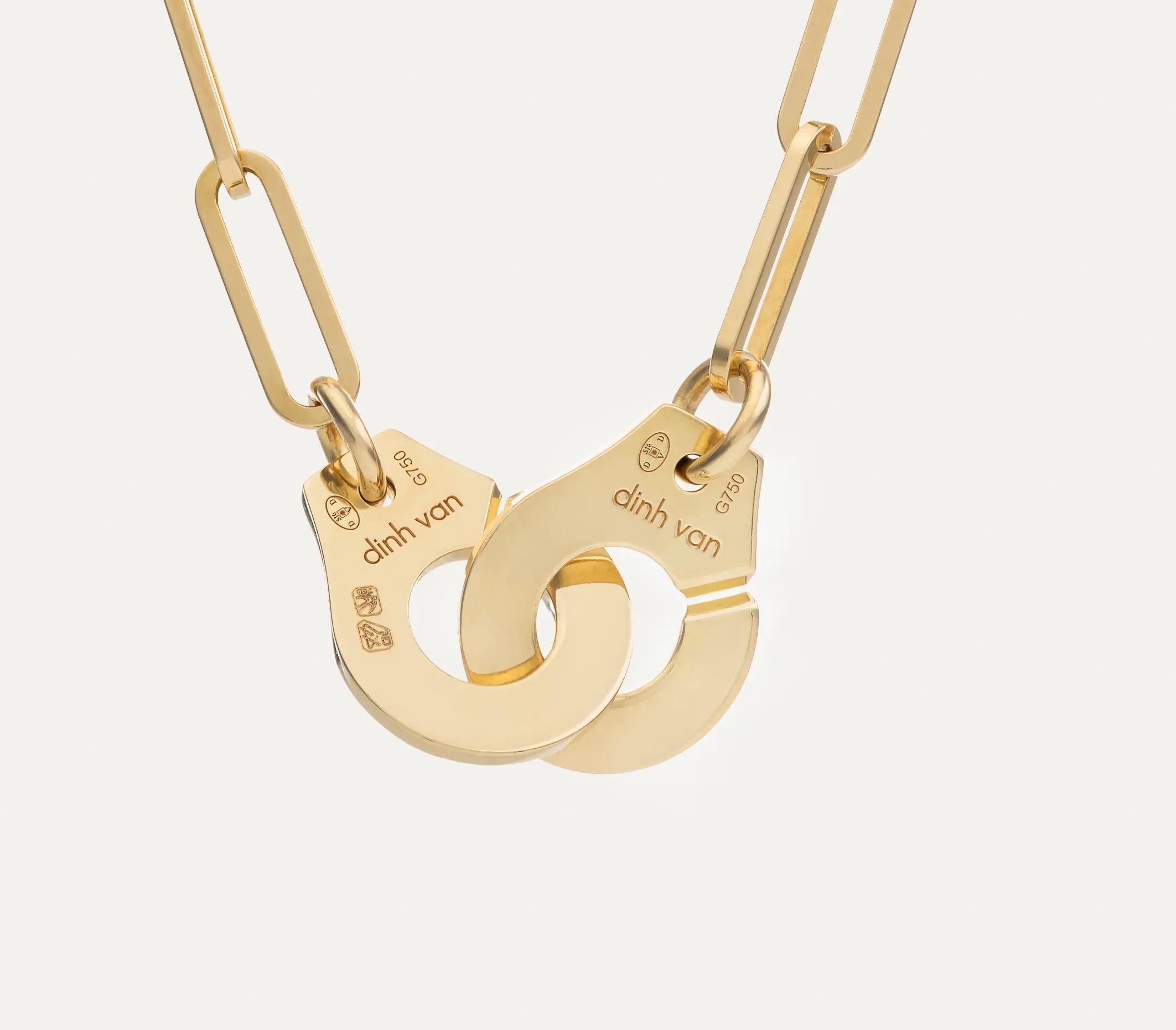 Vintage Dinh Van Menottes R12 Necklace in 18kt Yellow Gold - Signed French Designer Jewelry
Conçues dans les années 1970 par le célèbre joaillier français Jean Dinh Van, les menottes représentent l'unité, l'amour et les liens profonds. 
Ce motif