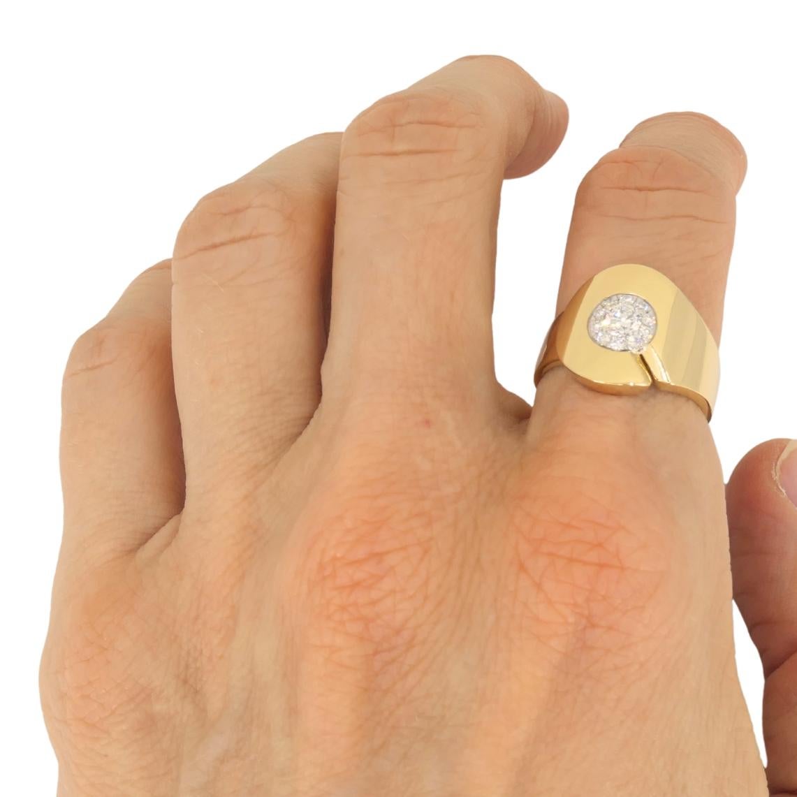 Un anillo chic Dinh Van Menottes, de oro de 18 quilates, con diamante.u2028El anillo destaca la característica mezcla de líneas modernas y curvas esculturales de la marca. Este anillo Menottes muestra una superficie lisa que forma un contorno fluido