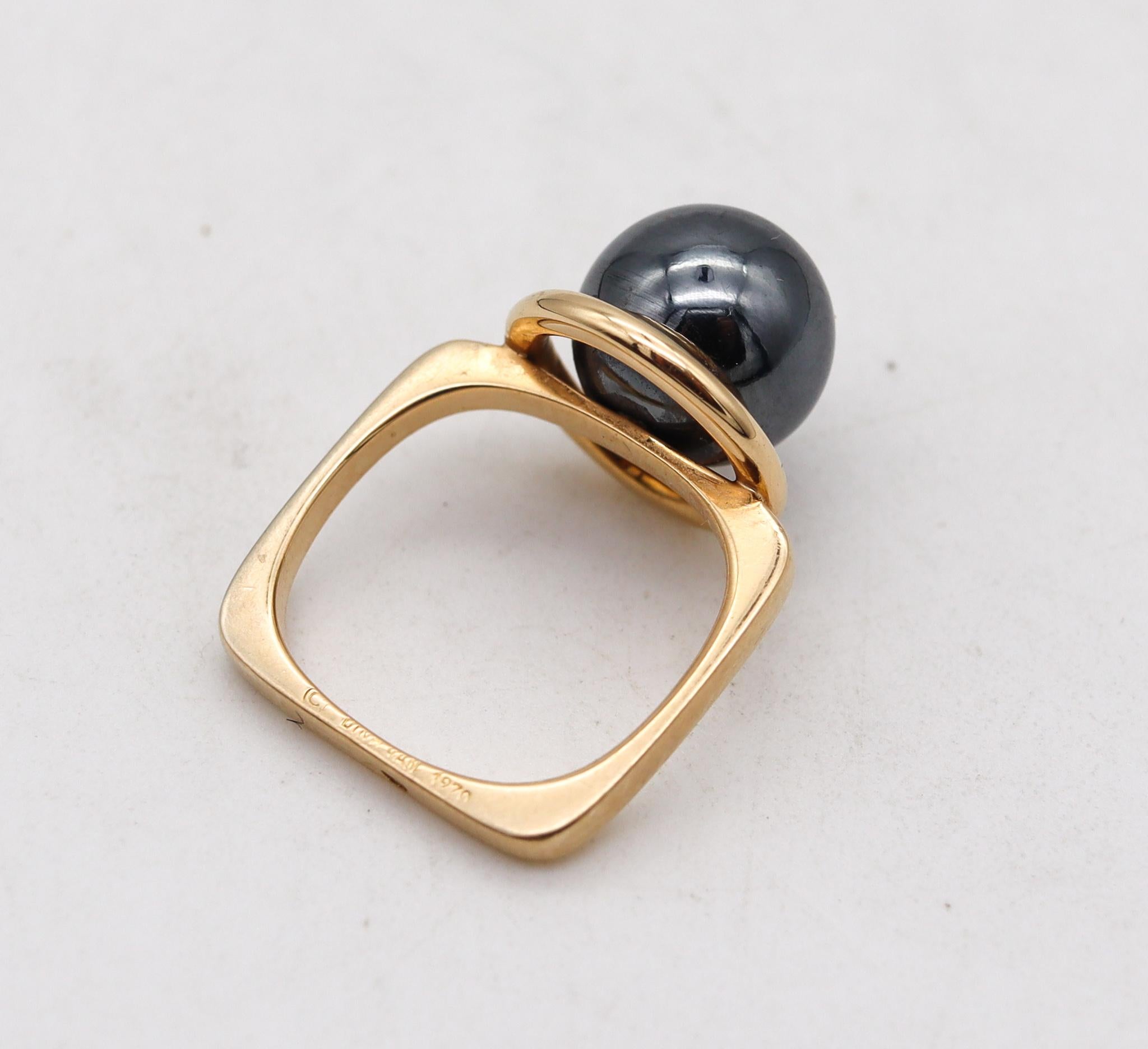 Dinh Van Paris 1970 Geometric Ring 18Kt Yellow Gold with Carved Hematite Sphere In Excellent Condition For Sale In Miami, FL