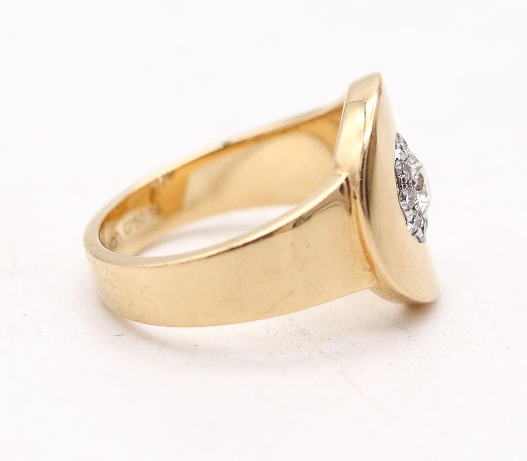 Anillo Menottes con diamantes diseñado por Dinh Van.

Se trata de un precioso anillo vintage creado en París, Francia, por el artista joyero Jean Dinh Van, allá por 1990. Este emblemático anillo Menottes ha sido elaborado en oro amarillo macizo de