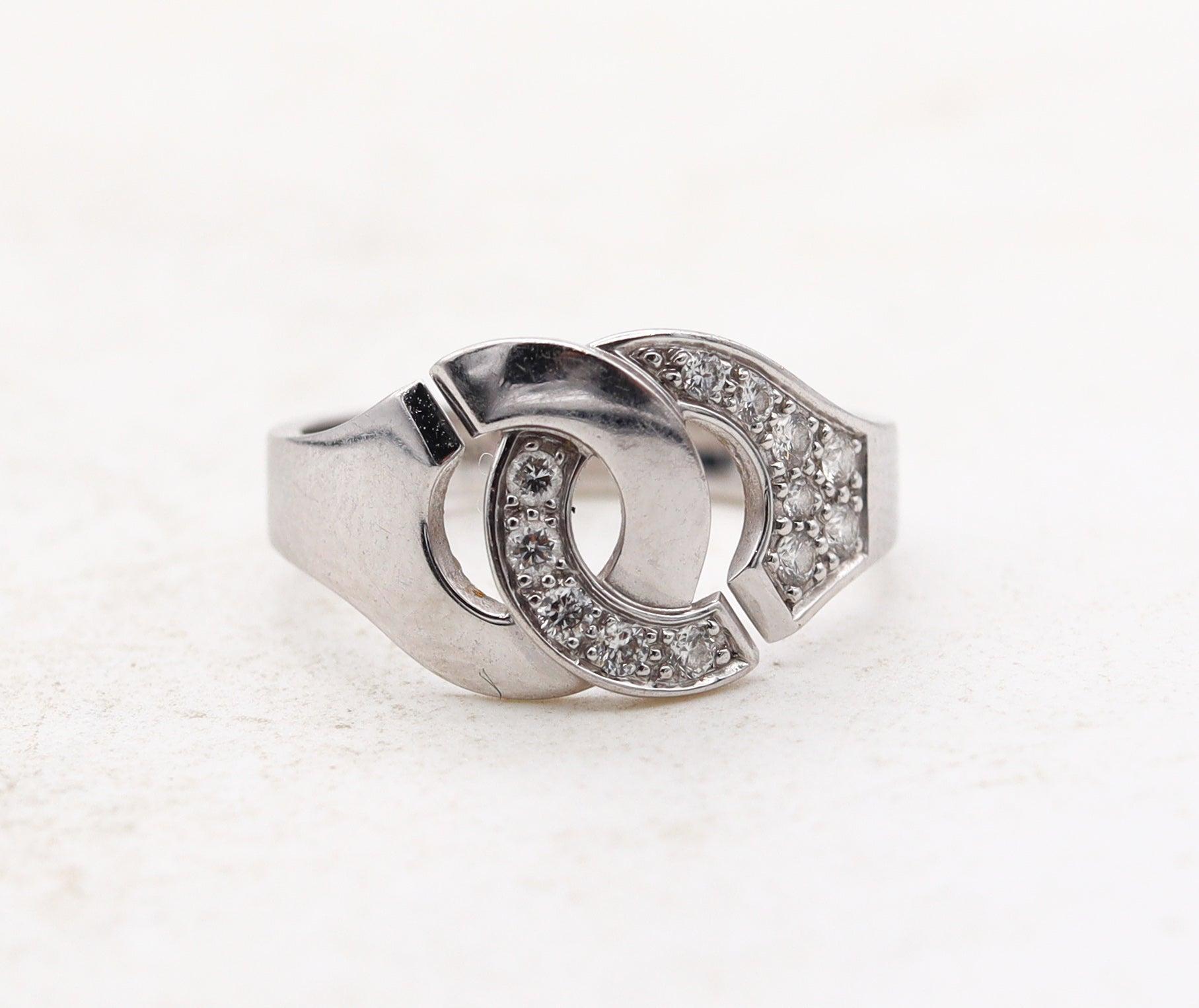 Anello Menottes R10 disegnato da Dinh Van.

Bellissimo anello vintage creato a Parigi in Francia dall'artista gioielliere Jean Dinh Van. nel 1990. Questo iconico anello Menottes R10 è stato realizzato in oro bianco massiccio a 18 carati, con una