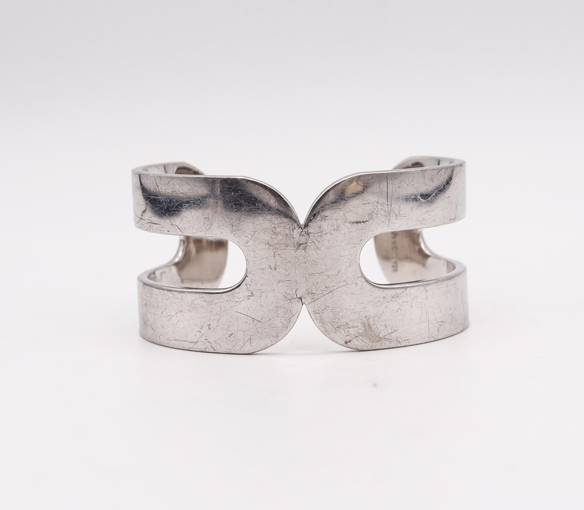 Ein geometrisches Manschettenarmband von Jean Dinh Van.

Wunderschönes, geometrisch-modernistisches Stück, das in Paris, Frankreich, im Schmuckatelier des kultigen Designers Dinh Van entstanden ist. Dieses seltene Manschettenarmband stammt aus der