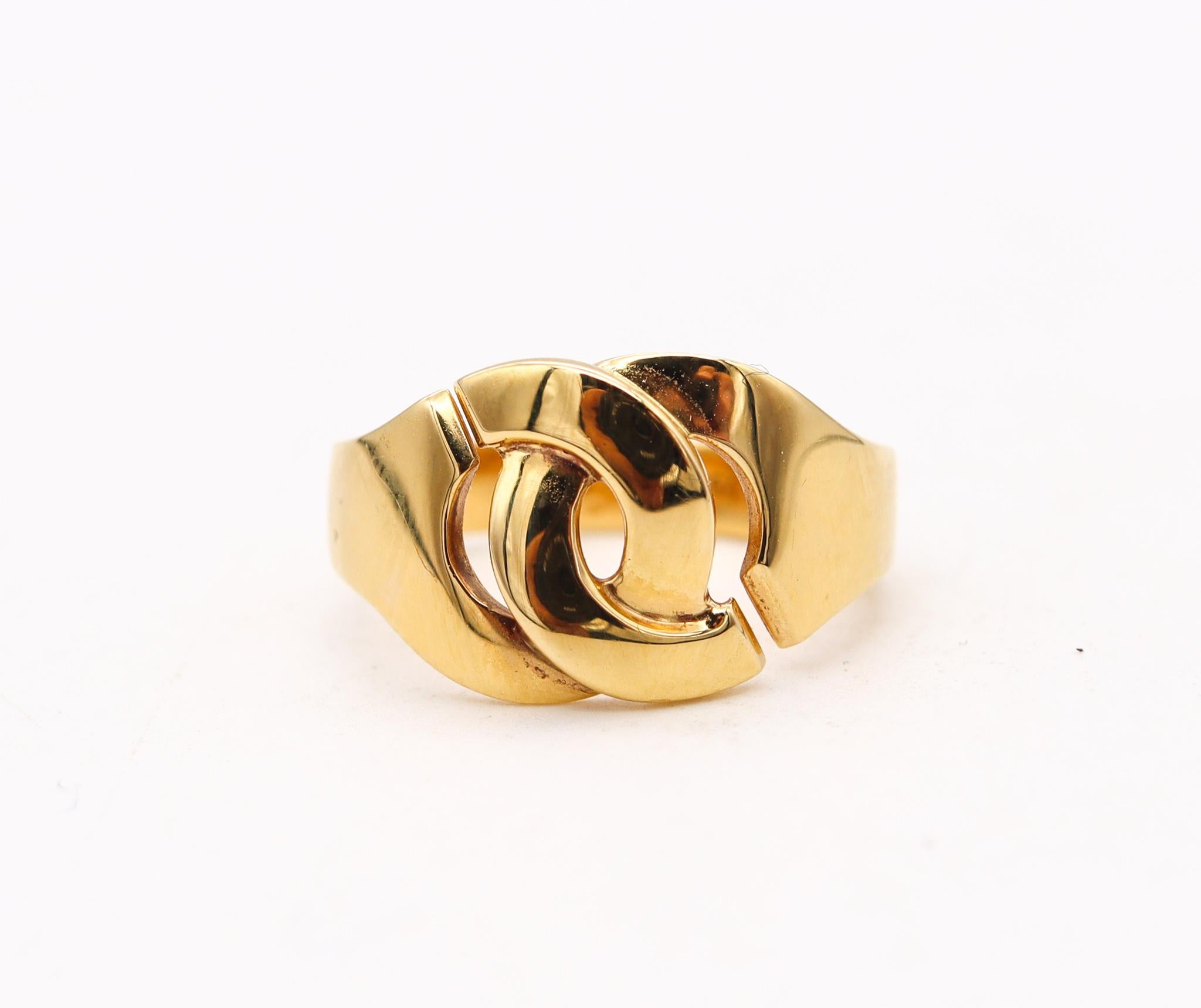 Une bague géométrique de Menottes conçue par Jean Dinh Van.

Belle pièce géométrique moderniste, créée à Paris, en France, dans l'atelier de joaillerie du designer emblématique Dinh Van. Cette belle bague rare a été réalisée en or jaune massif de 18