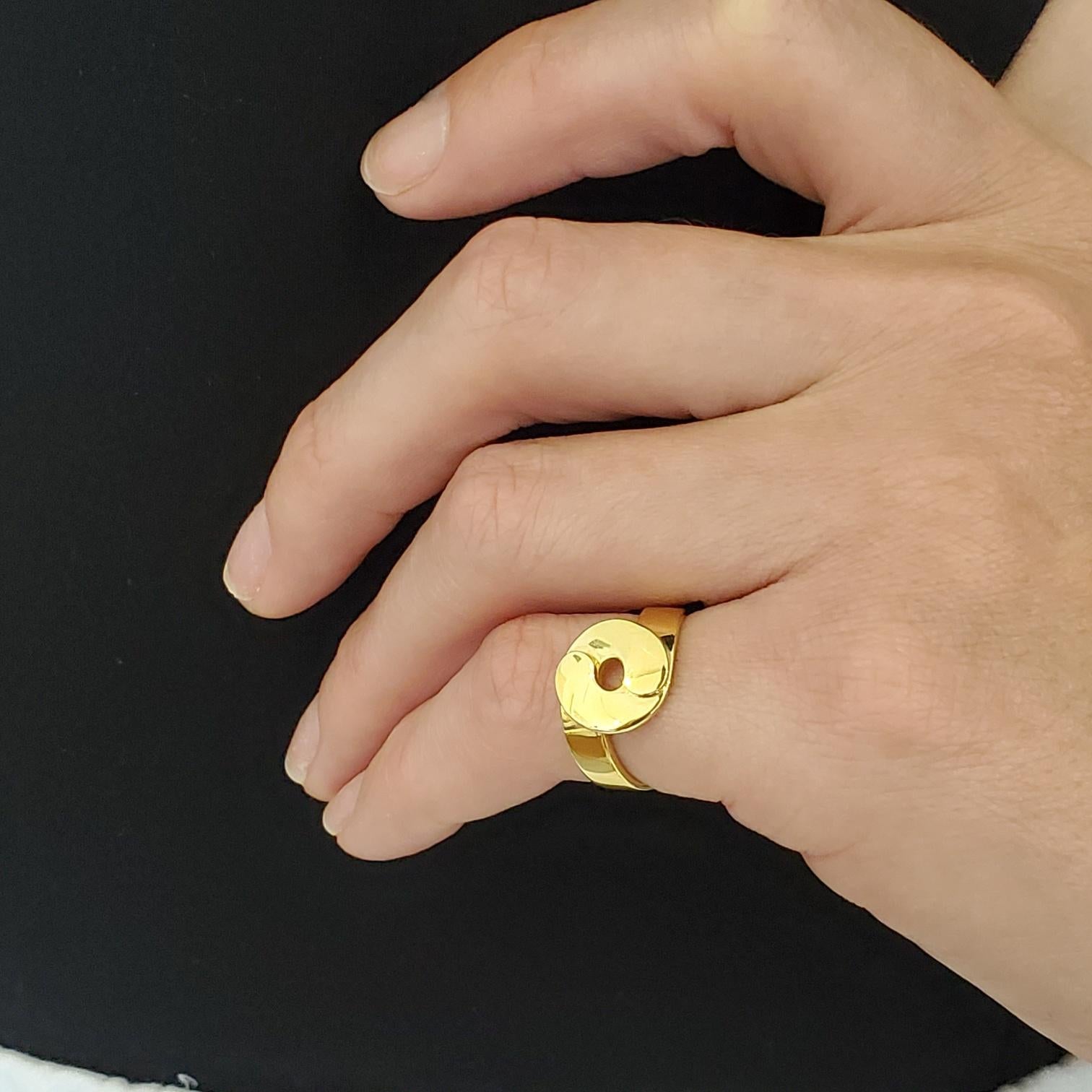 Dinh Van Paris Vintage Classic R14 Geometric Ring in Solid 18Kt Yellow Gold For Sale 4