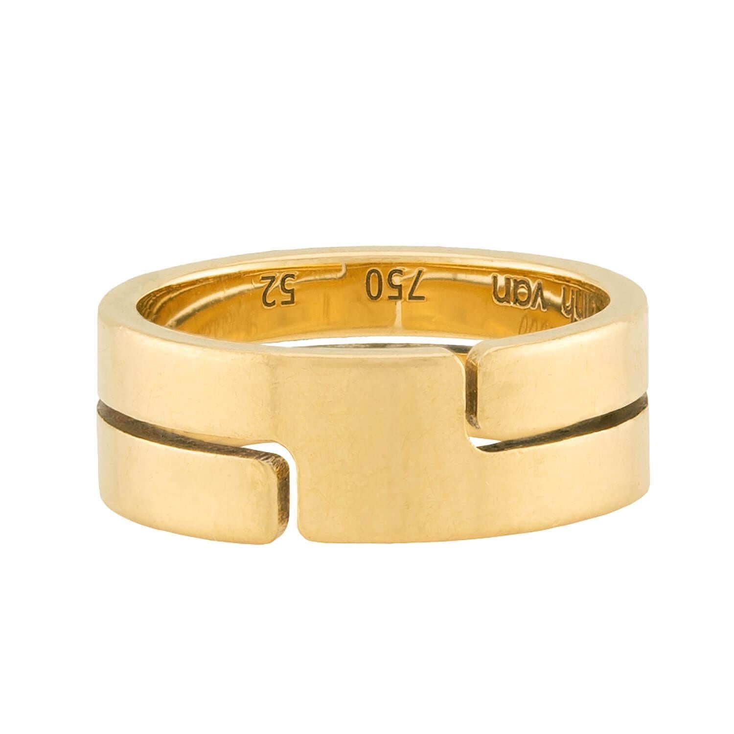 Der französische Designer Jean Dinh Van begann seine erfolgreiche Schmuckkarriere in den 1960er Jahren. Nachdem er 10 Jahre lang Designs für das berühmte Haus Cartier entworfen hatte, gründete er 1967 sein eigenes Unternehmen. In den folgenden
