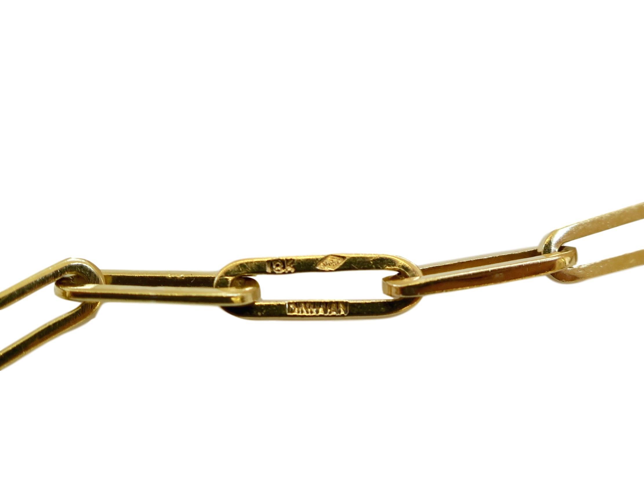 Handschellen-Halskette aus den 1970er Jahren des französischen Designers Dinh Van. Die 17-Zoll-Halskette aus 18-karätigem Gelbgold endet mit zwei ineinandergreifenden 5/8-Zoll-Handschellen:: die einen Verschluss bilden. 


In den 1950er Jahren