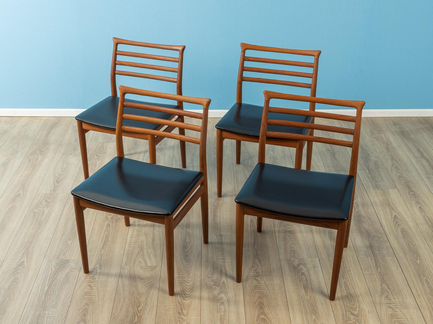 Klassische Stühle aus den 1960er Jahren von Erling Torvits für Sorø Stolefabrik. Das Gestell ist aus massivem Teakholz und der hochwertige Originalbezug aus schwarzem Kunstleder. Das Angebot umfasst vier Stühle.
Qualitätsmerkmale:

 Vollendetes