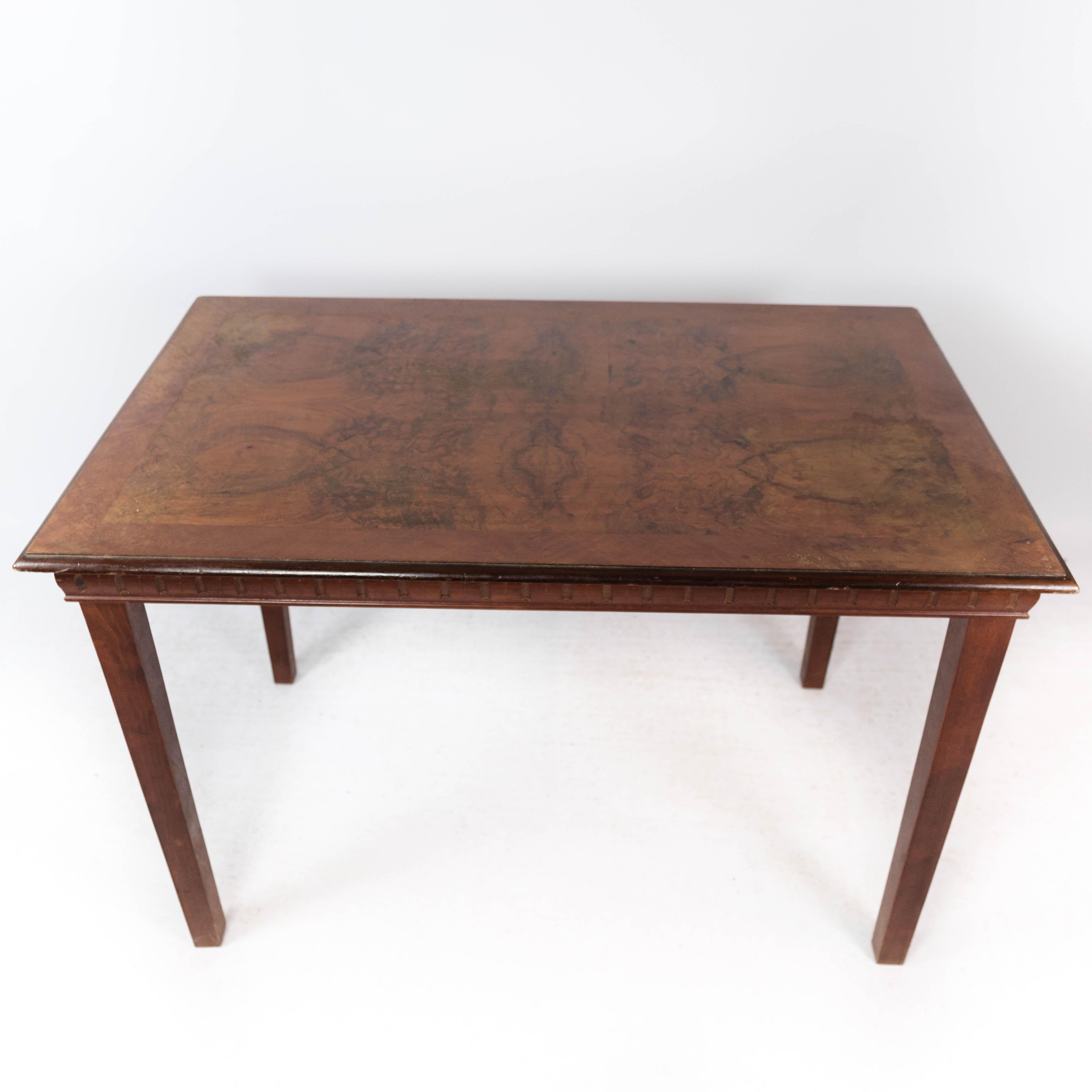 Dining and/or coffee table of walnut, in great antique condition from around 1890.