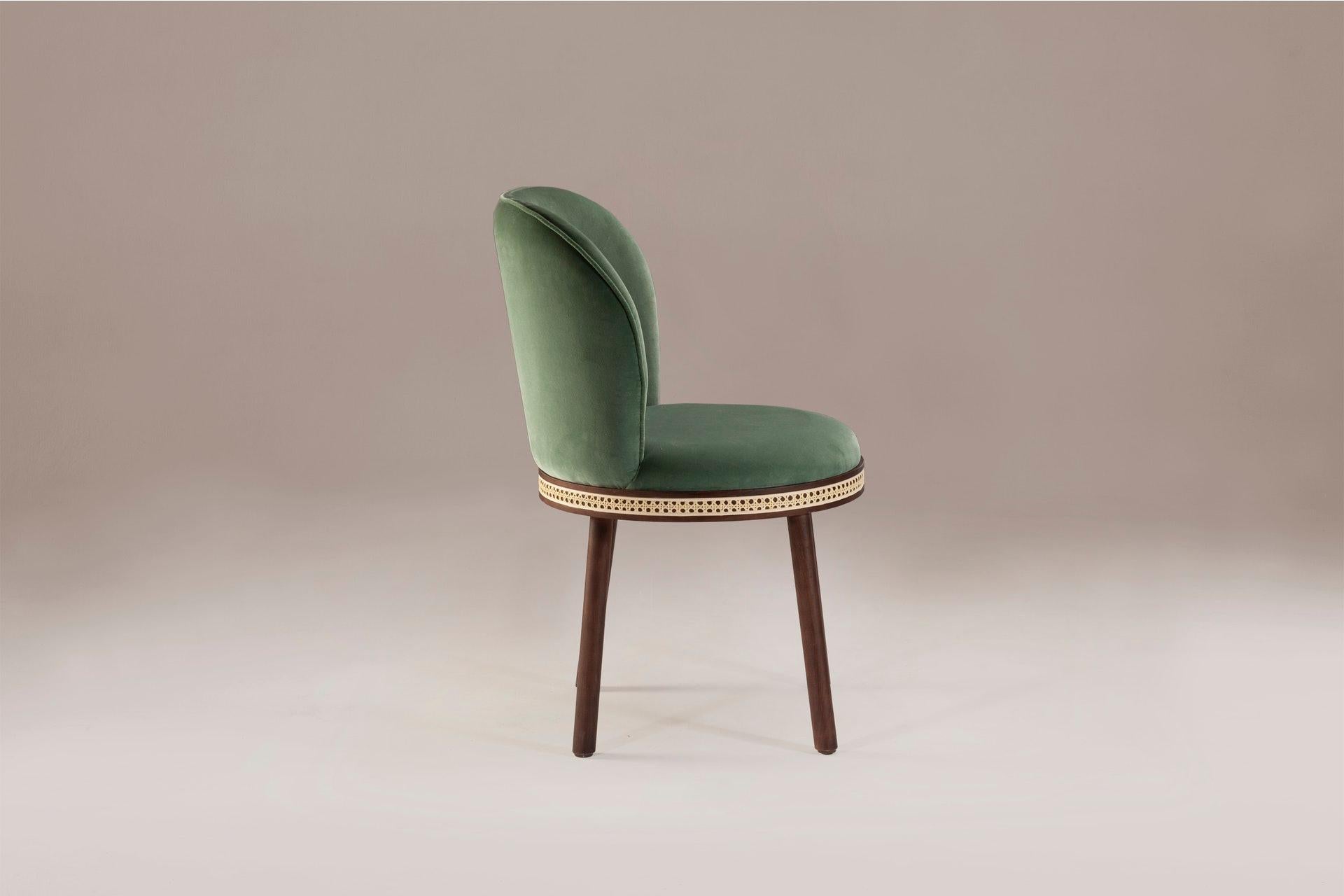 DOOQ Mid-Century Modern Dinning Chair Alma with Green Velvet, Walnut Wood Legs

In a piece that combines classic and modern aesthetics we can find a certain harmonic gracefulness paired with an intimate voluptuousness that can embrace you and