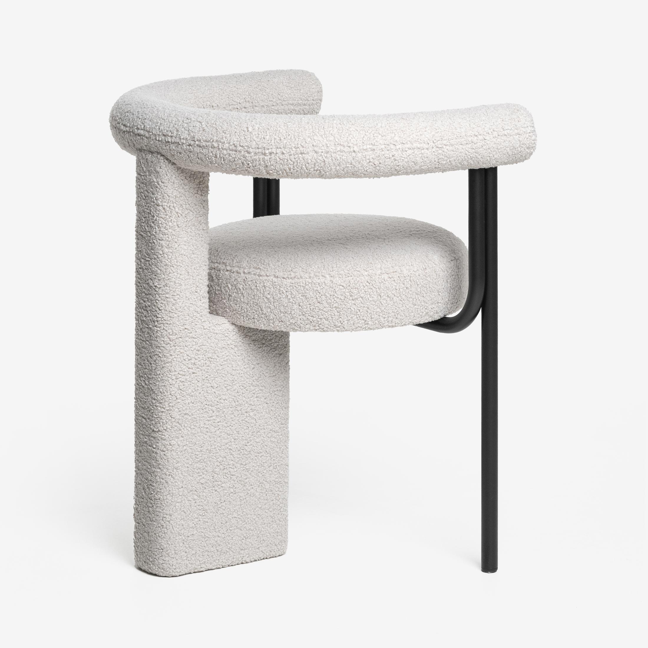 Dining chair Balance ti invita a sperimentare l'equilibrio che tutti noi cerchiamo nella vita.
Questa sedia di design trae ispirazione dall'arte del bilanciamento delle rocce, dove le pietre naturali vengono accuratamente impilate in colonne di