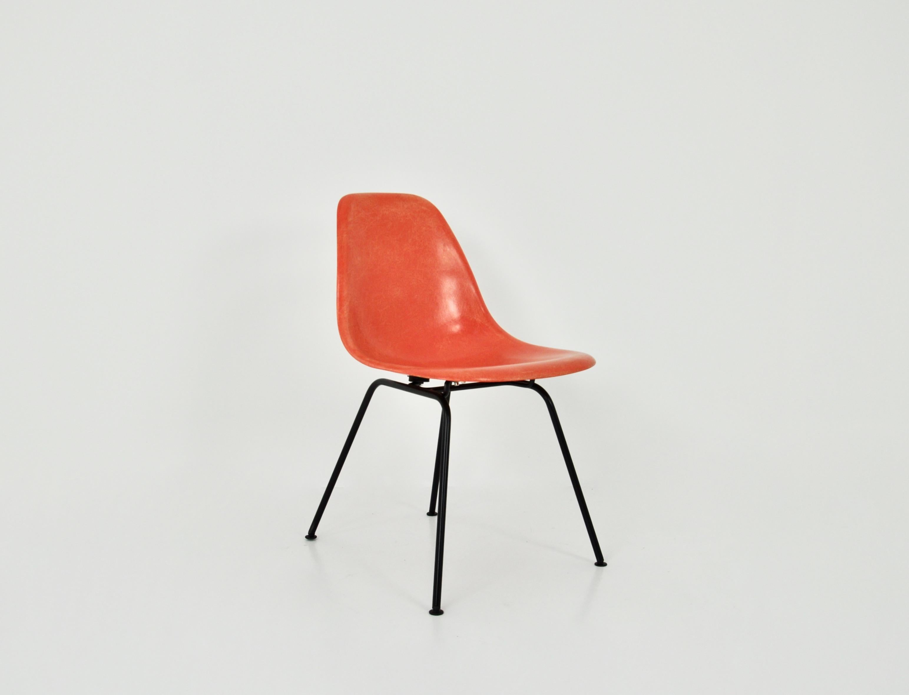 Orange coloured fibreglass chairs with black metal leg. Stamped Herman Miller (see photo). Seat height: 46 cm. Wear due to time and age of the chairs.
 