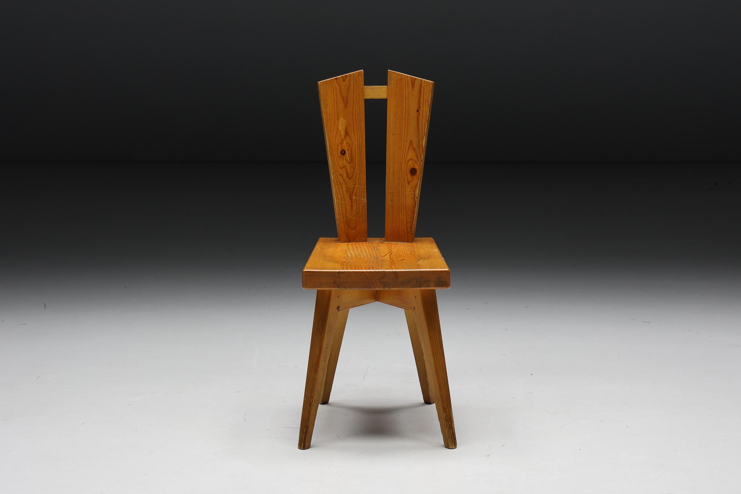 Esszimmerstuhl aus Kiefernholz, ein zeitloses Meisterwerk, das aus der Collaboration zwischen Christian Durupt und Charlotte Perriand im Jahr 1969 hervorgegangen ist. Dieser markante Stuhl aus exquisitem Kiefernholz wurde ursprünglich für den