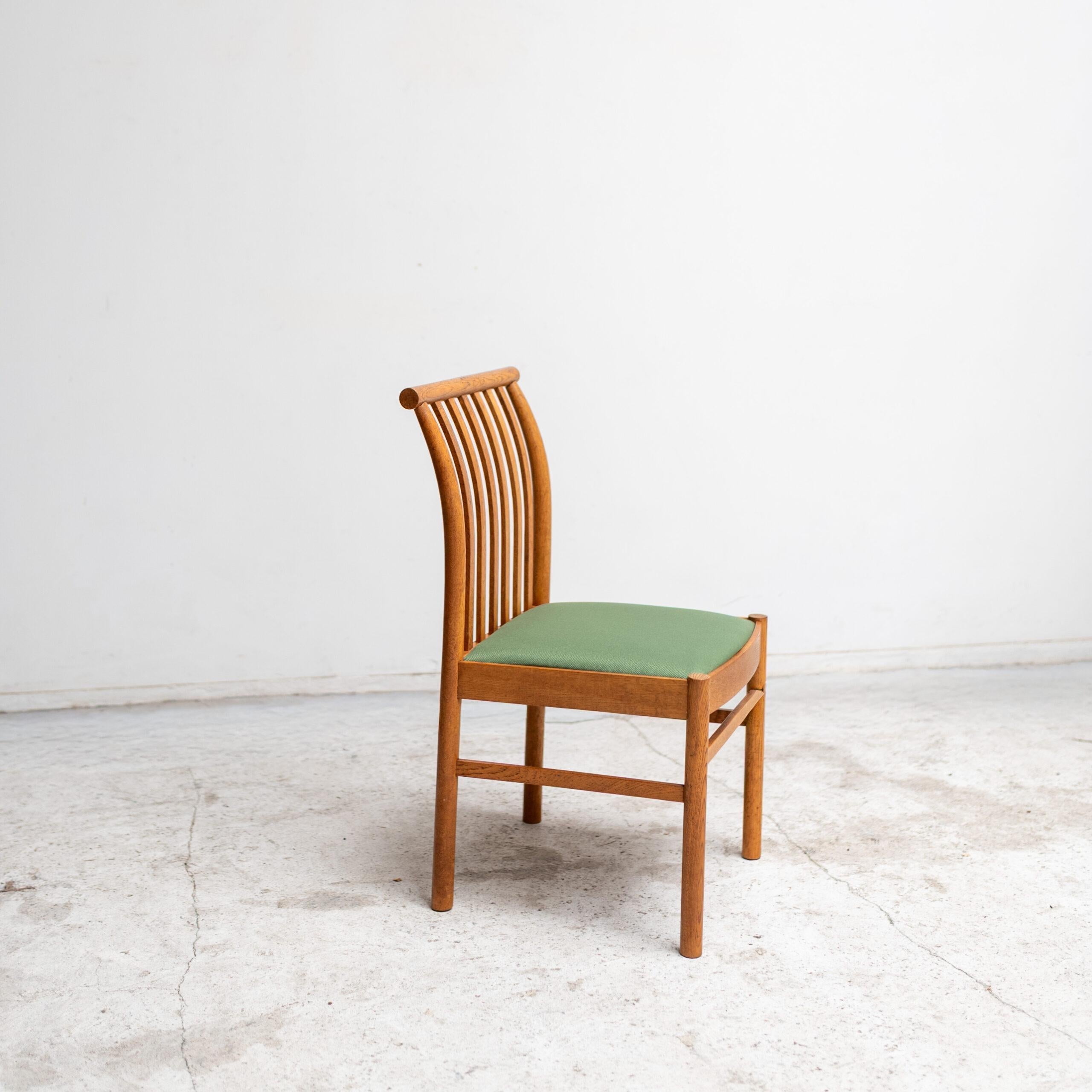 A finely balanced dining chair designed by Isamu Kenmochi for Akita Mokko, exemplifying the restrained beauty and human-centered precision of Japanese modernism.

The chair’s form — with its gently curved backrest and open slatted design —