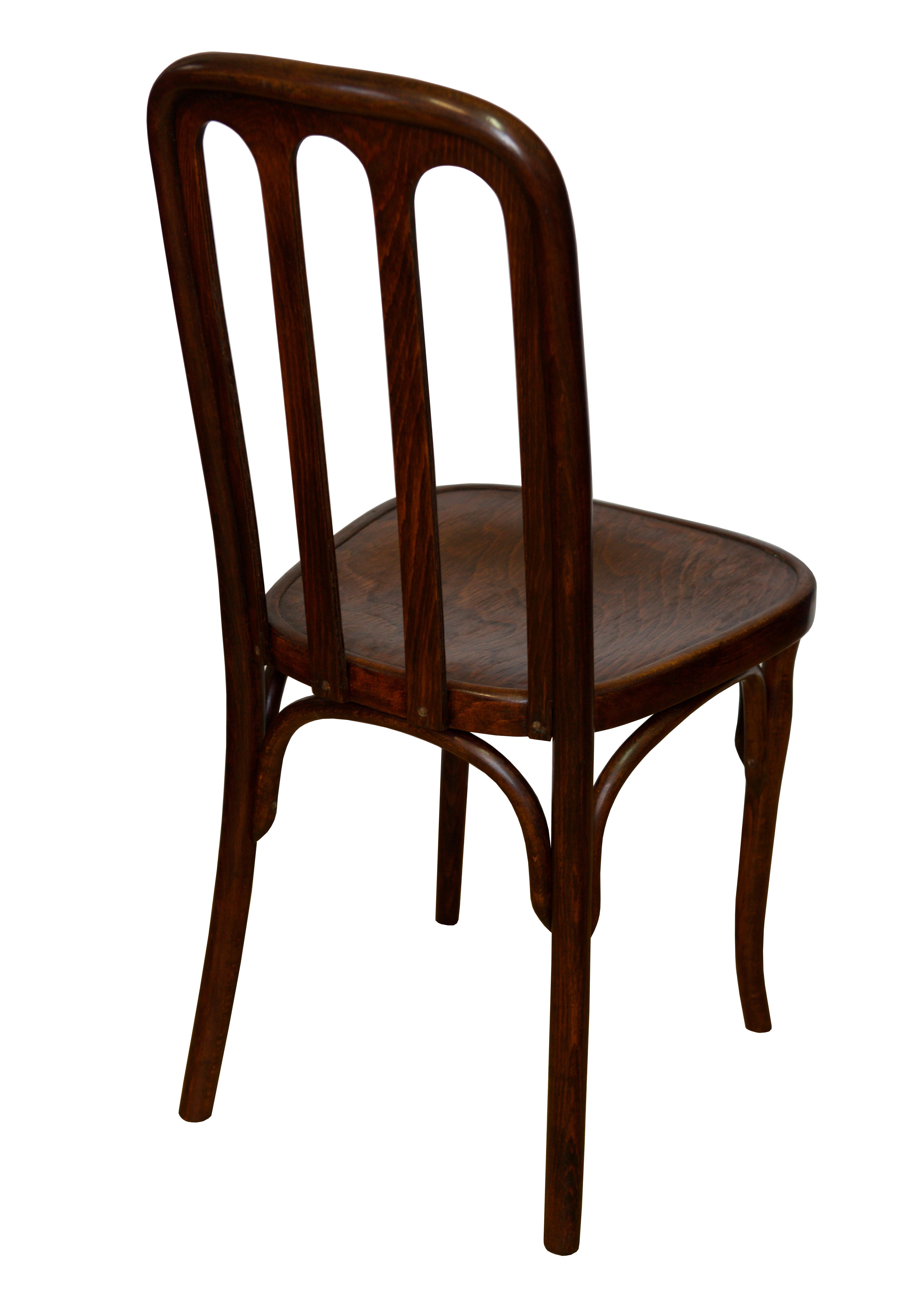 Es wird angenommen, dass dieser Stuhl 1905 von der Möbelfirma Josef und Jacob Kohn in Wsetin, Österreich, hergestellt und vom legendären Josef Hoffmann entworfen wurde. Hoffman entwarf zu Beginn des 20. Jahrhunderts mehrere Stücke für die Firma