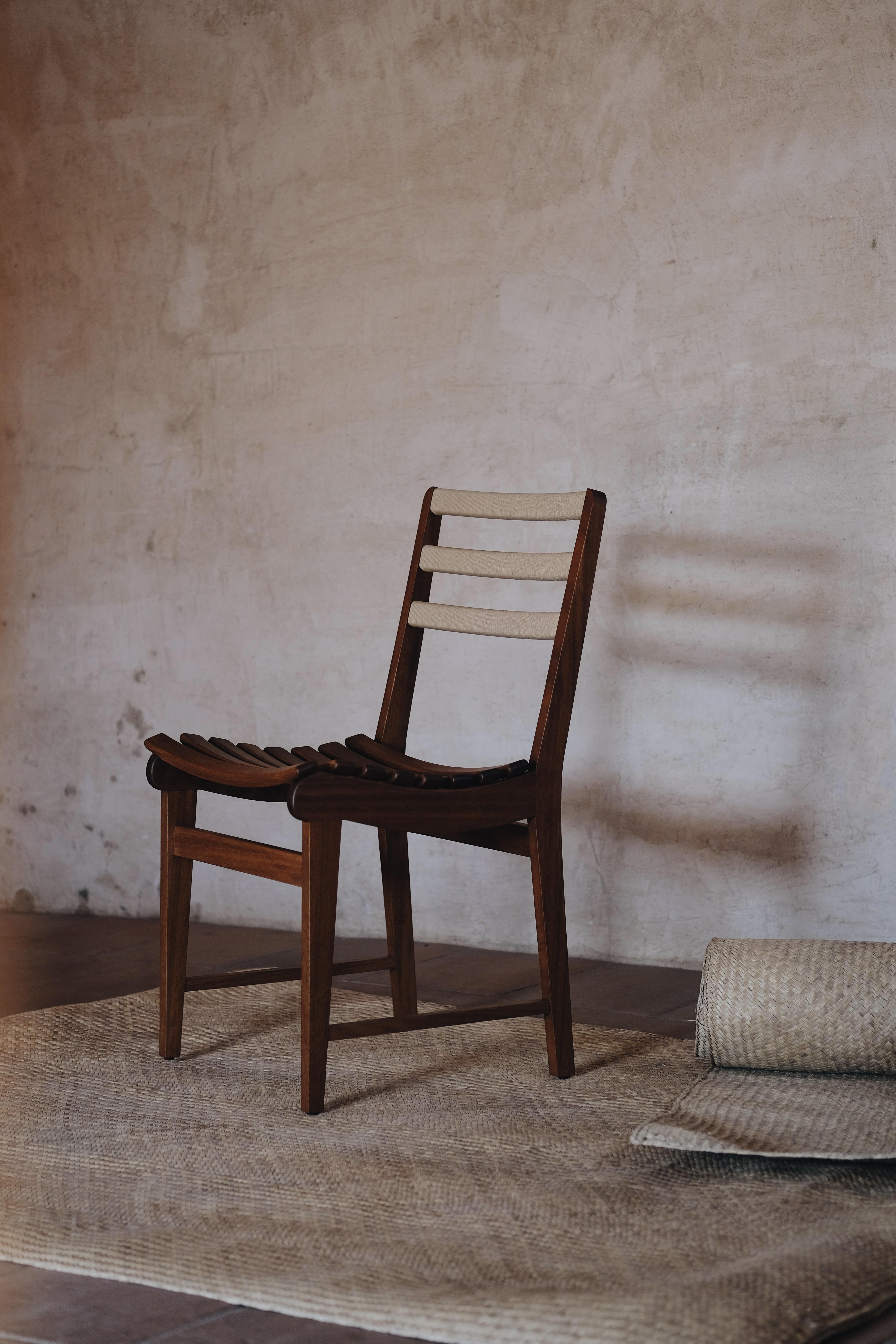 Moderne Chaise de salle à manger Miguelito en bois massif et palmier de Michael van Beuren de Luteca en vente