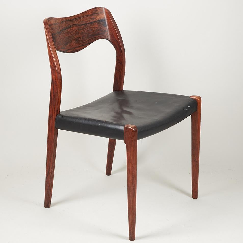 Sedia da pranzo in legno duro, disegnata nel 1951 da Niels Otto Møller e prodotta da J.L. Møller Møbelfabrik, modello numero 71. Eccellenti condizioni originali. Tappezzeria nuova inclusa nel prezzo


 