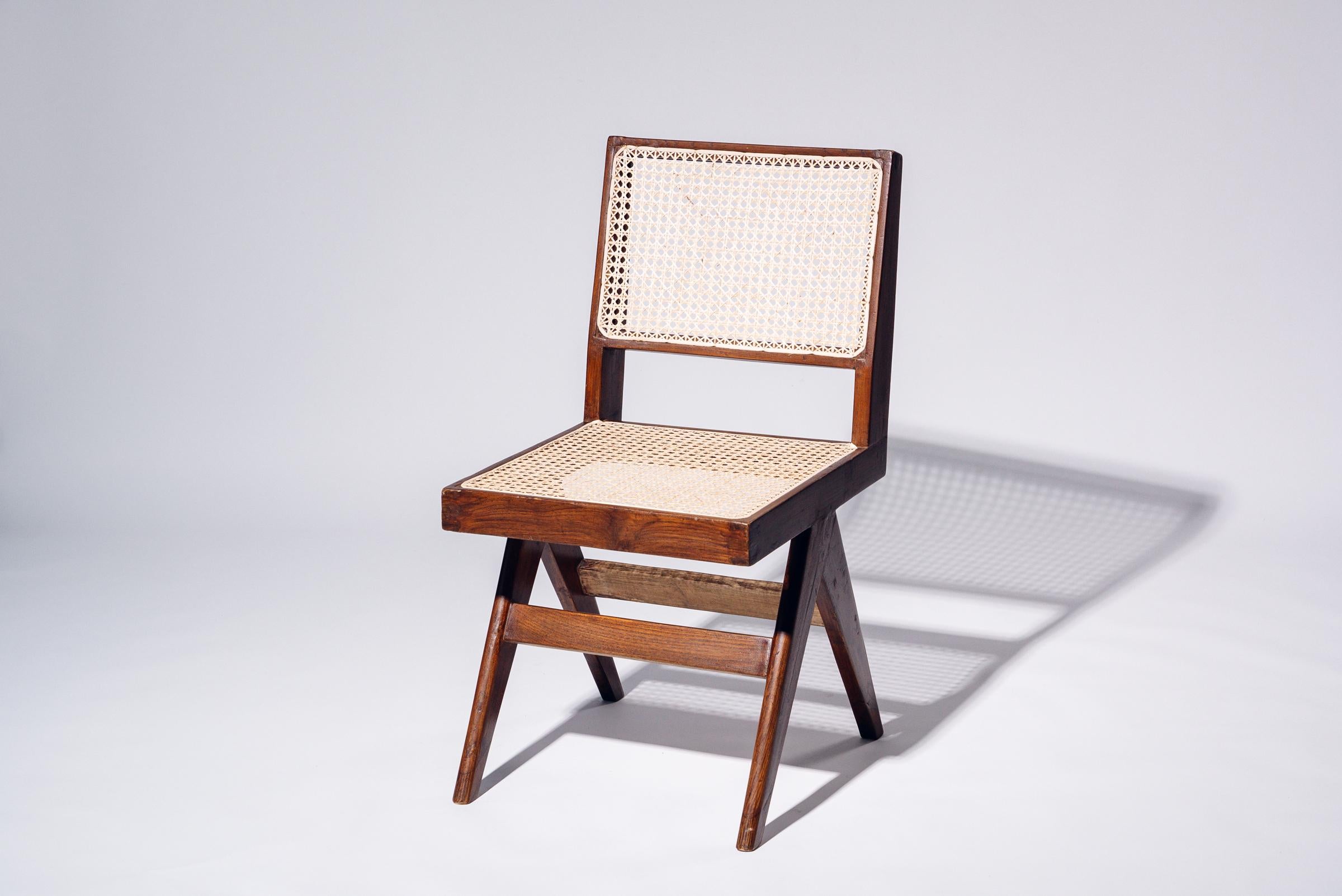 Une authentique pièce du milieu du siècle provenant de la légendaire commission Chandigarh de Pierre Jeanneret. Structure en teck avec assise et dossier en bambou tressé à la main.