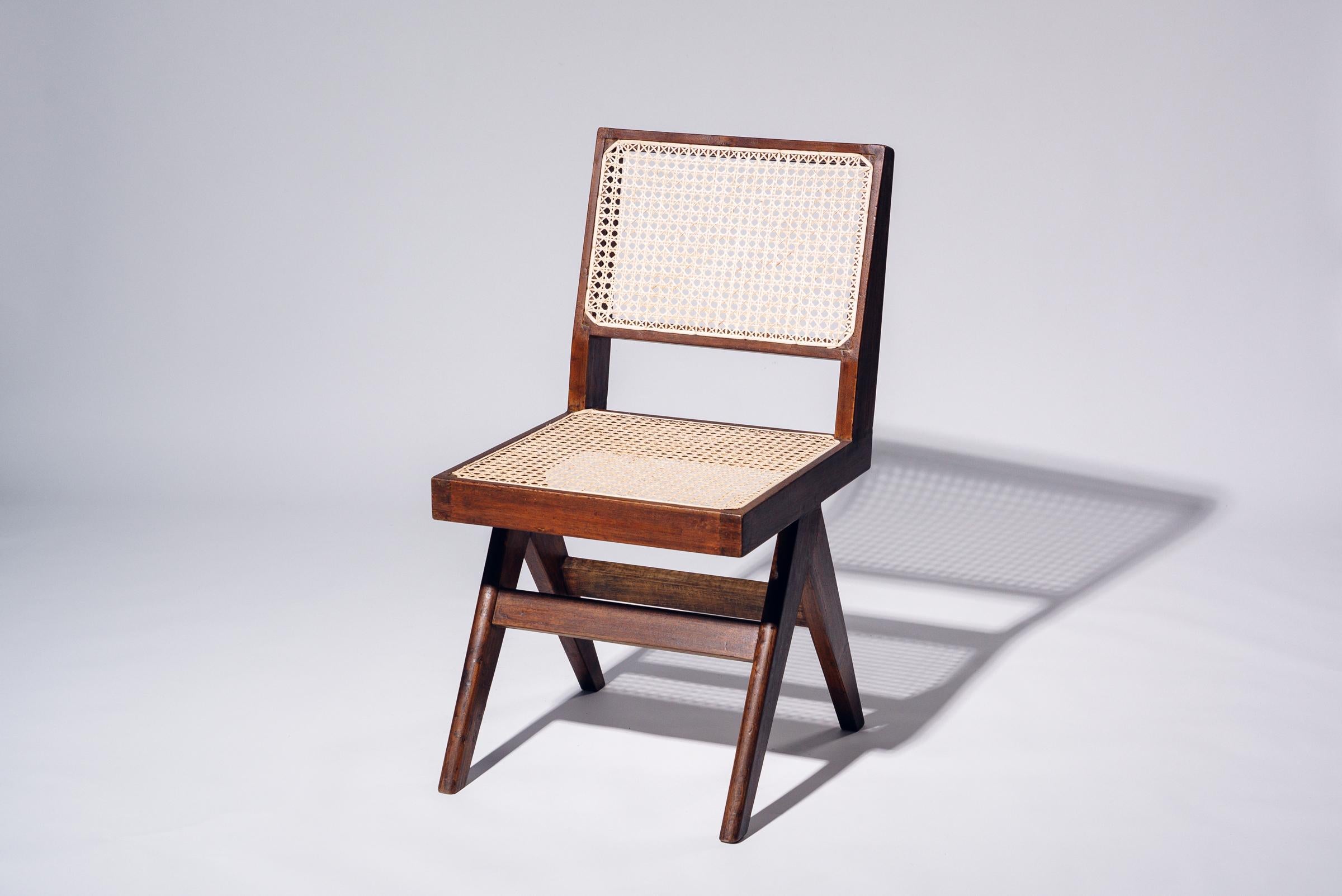 Un autentico pezzo di metà secolo proveniente dalla leggendaria commissione Chandigarh di Pierre Jeanneret. Struttura in teak con seduta e schienale in rattan di bambù intrecciato a mano.