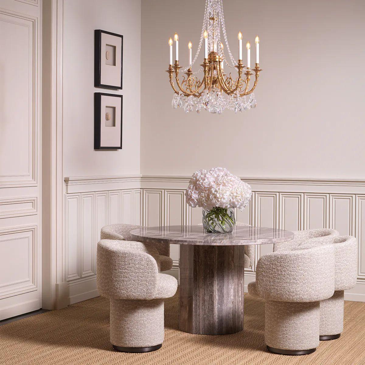 Der Esszimmerstuhl  verkörpert zeitlose Eleganz, inspiriert von der Raffinesse und dem Glamour von New York City. Dieser Esszimmerstuhl ist mit einem raffinierten beigen Jacquard-Stoff gepolstert und bietet ein perfektes Gleichgewicht zwischen