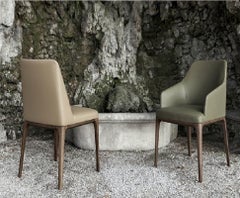 Chaise de salle à manger avec pieds en bois massif et tapissée de cuir