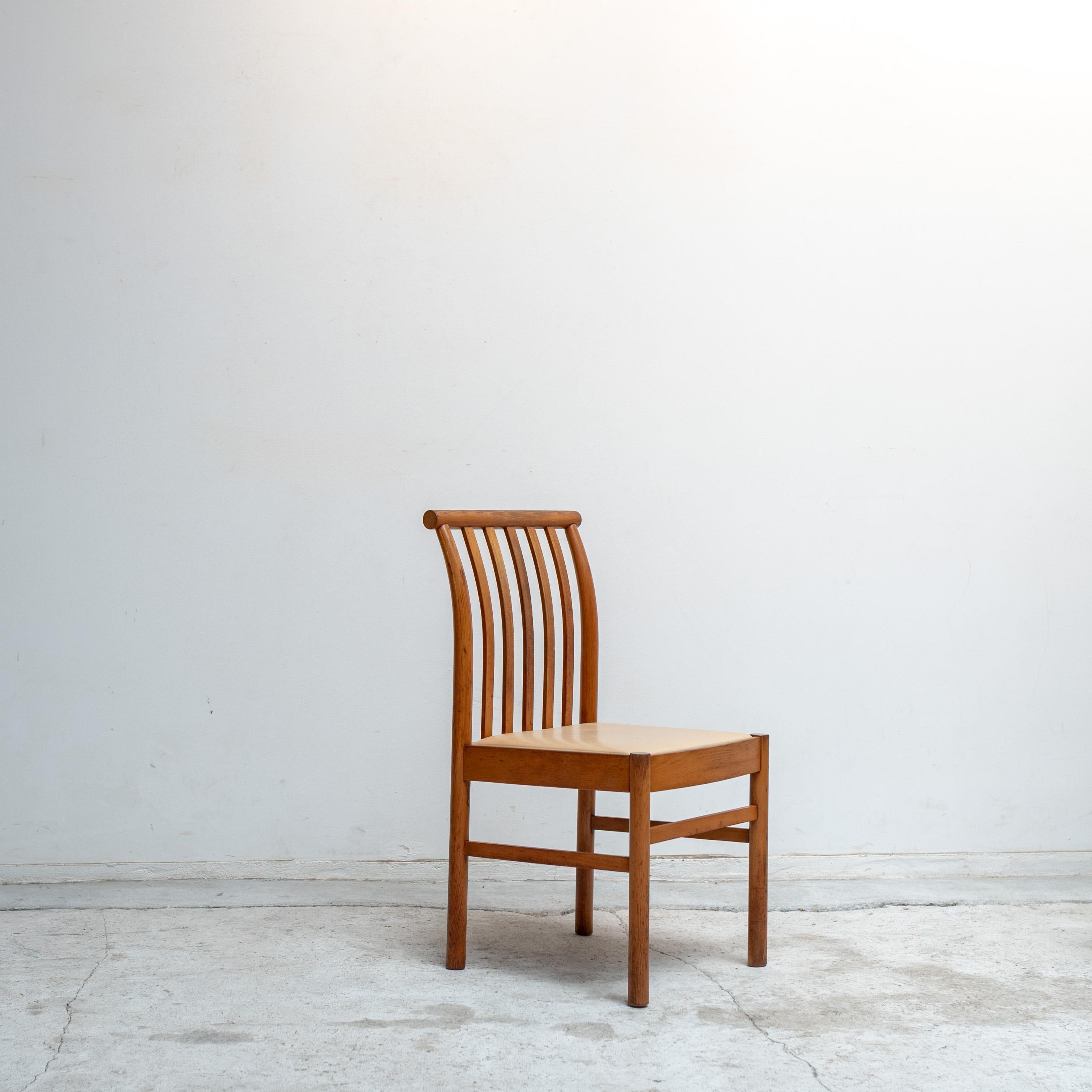 Una sedia da pranzo disegnata da Isamu Kenmochi e prodotta da Akita Mokko, un laboratorio giapponese rinomato per la sua tradizione ultracentenaria nell'artigianato del legno curvato.

Il design è caratterizzato da uno schienale alto ed elegante con