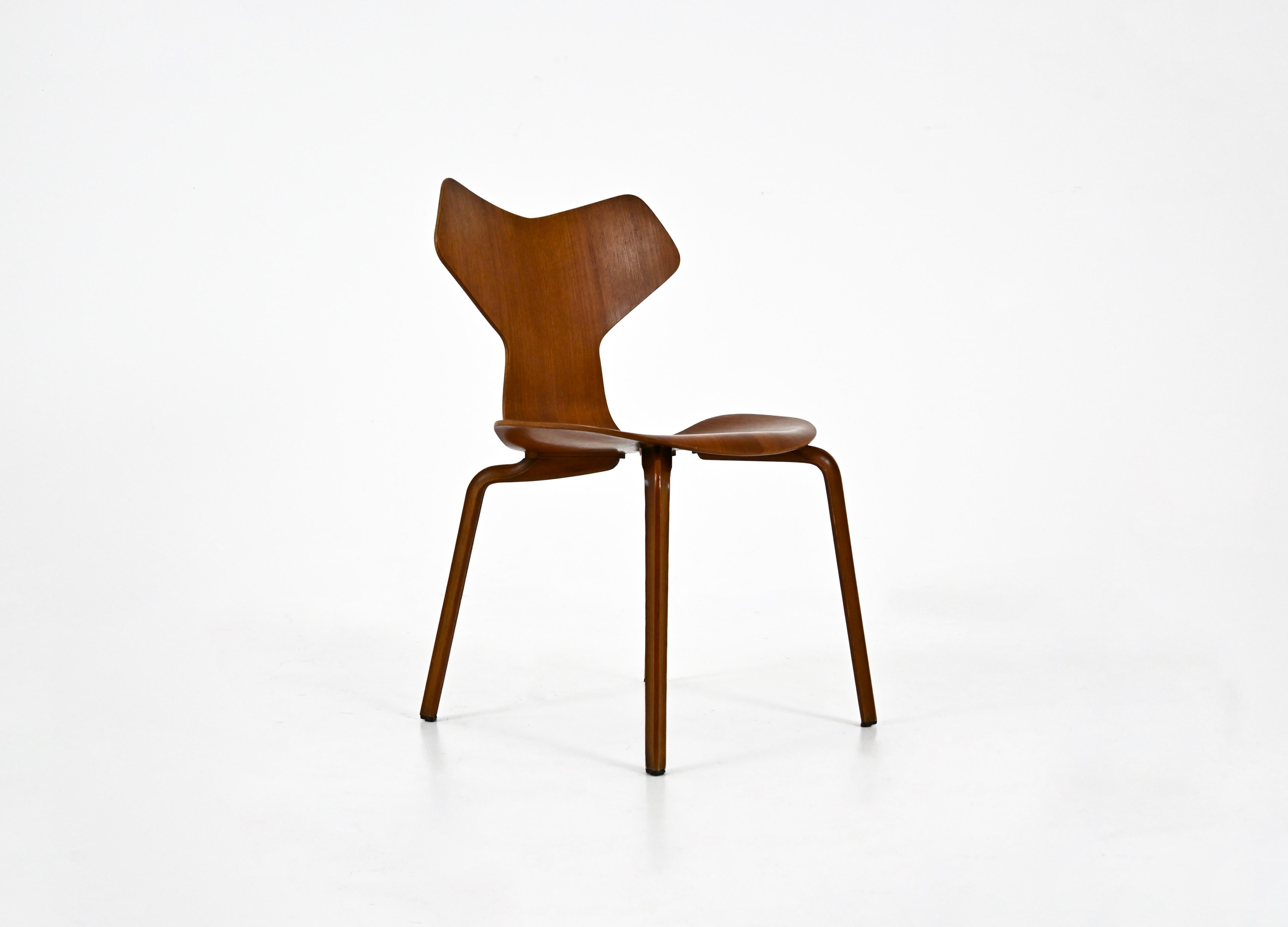 Silla de madera, modelo: Grand Prix. Con sello: Fritz Hansen. Altura del asiento: 44 cm. Desgaste debido al tiempo y a la edad
PARA EL ENVÍO, CONSÚLTANOS PARA RECIBIR EL MEJOR PRECIO