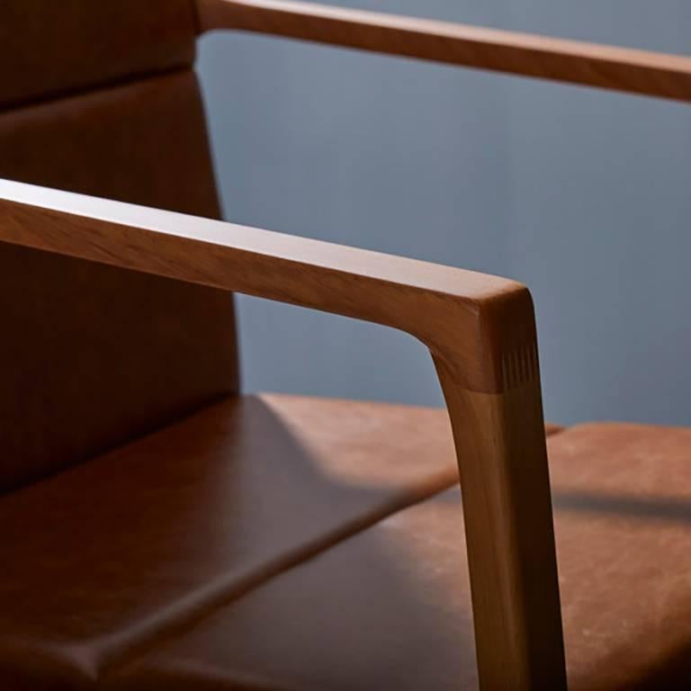 Esszimmerstuhl aus Leder und Massivholz, Contemporary Brazilian Design (Brasilianisch) im Angebot