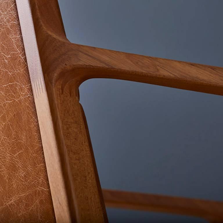 Dining chair in Leather and solid wood, Contemporary Brazilian Design For Sale 3