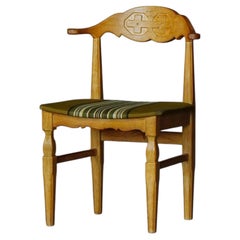 Sedia da pranzo in rovere con schienale intagliato di Henning Kjærnulf, Danimarca, anni ’60