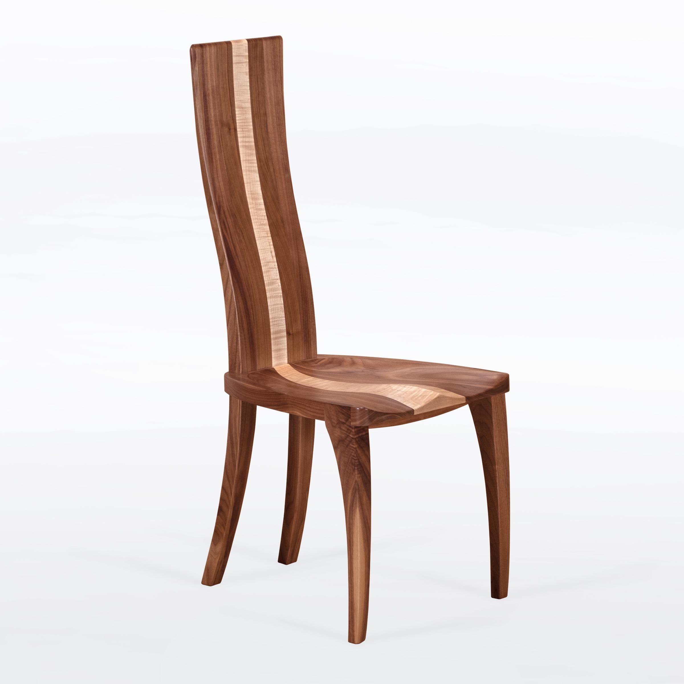 Chanfreiné Chaise de salle à manger en noyer et érable massif avec assise sculptée, fabriquée à la main aux États-Unis. en vente