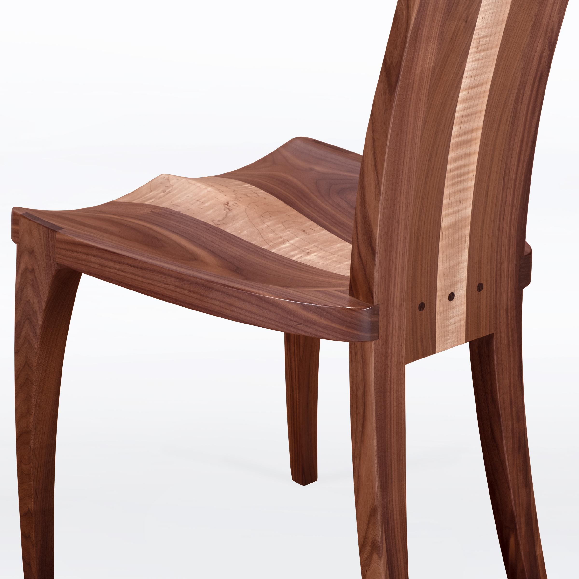 XXIe siècle et contemporain Chaise de salle à manger en noyer et érable massif avec assise sculptée, fabriquée à la main aux États-Unis. en vente