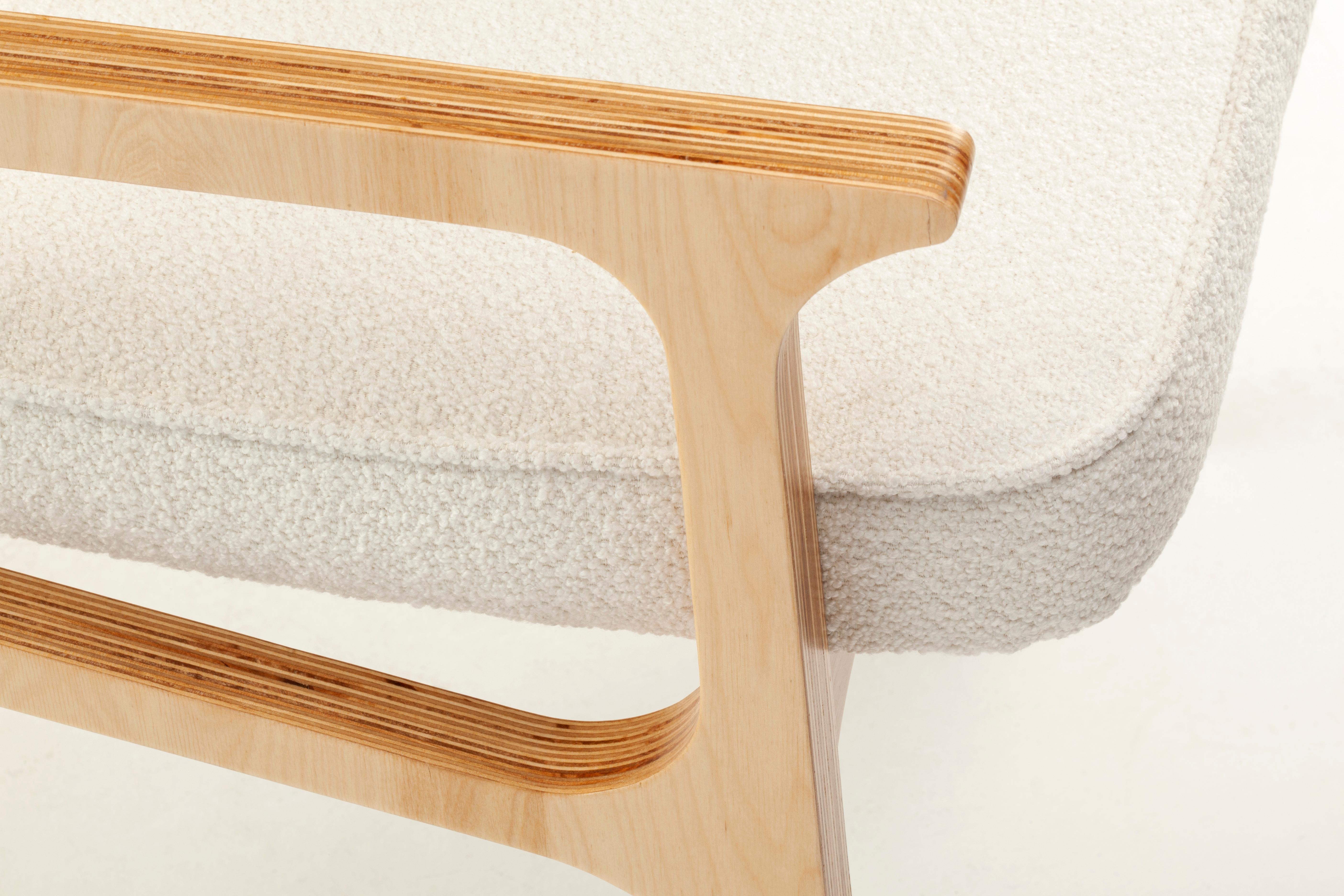 Mid-Century moderno Sedia da pranzo Karl con braccioli in Wood Wood e tappezzeria New in vendita